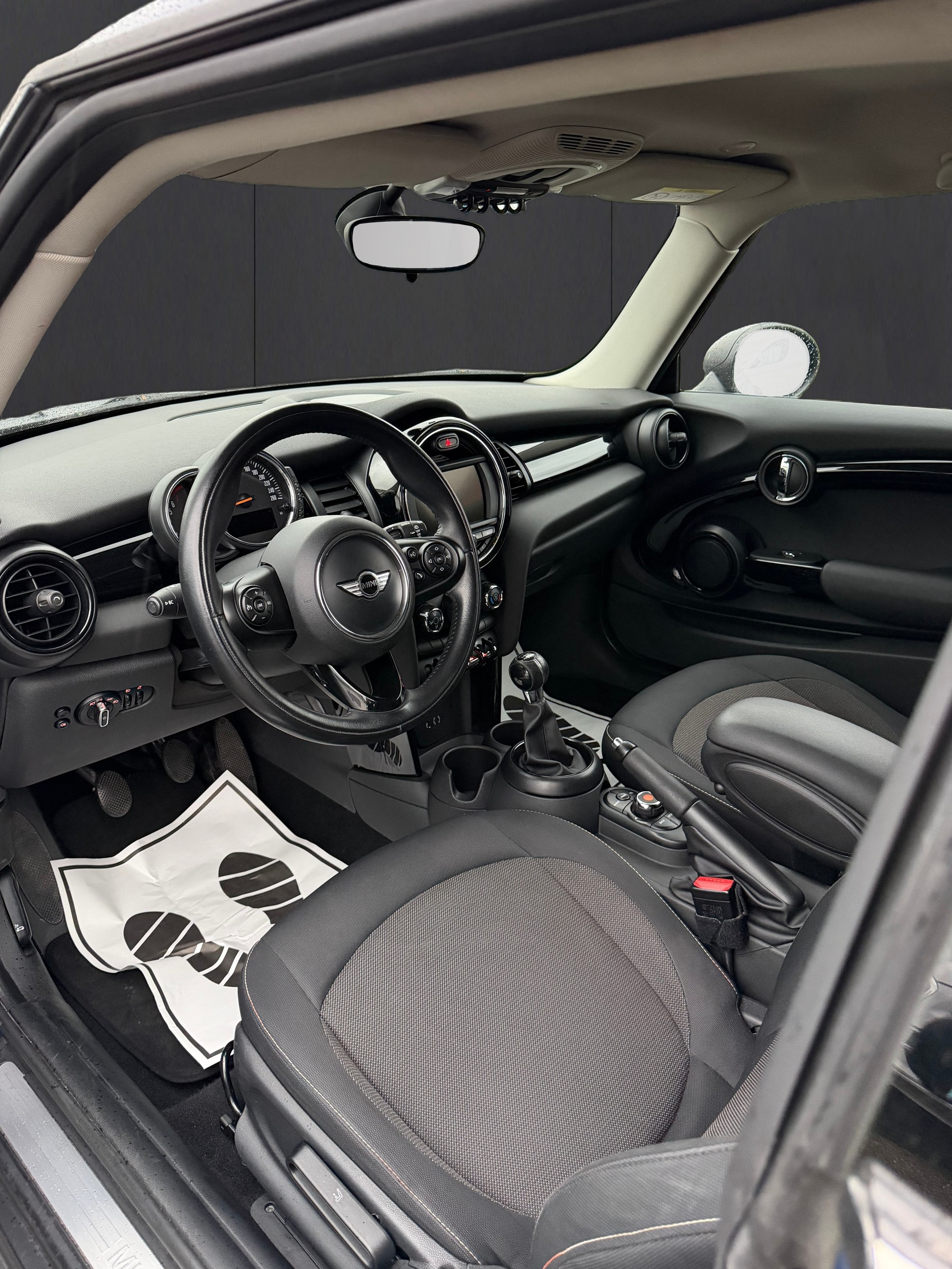 MINI MINI COOPER ONE FIRST-image-5