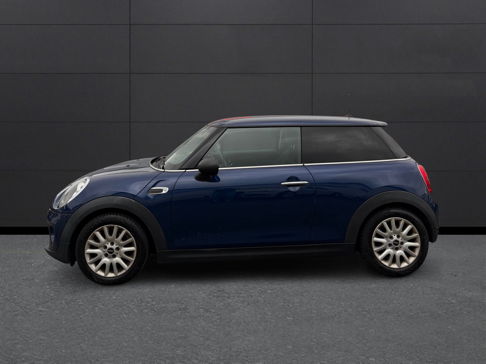 MINI MINI COOPER ONE FIRST-showroom-element-1