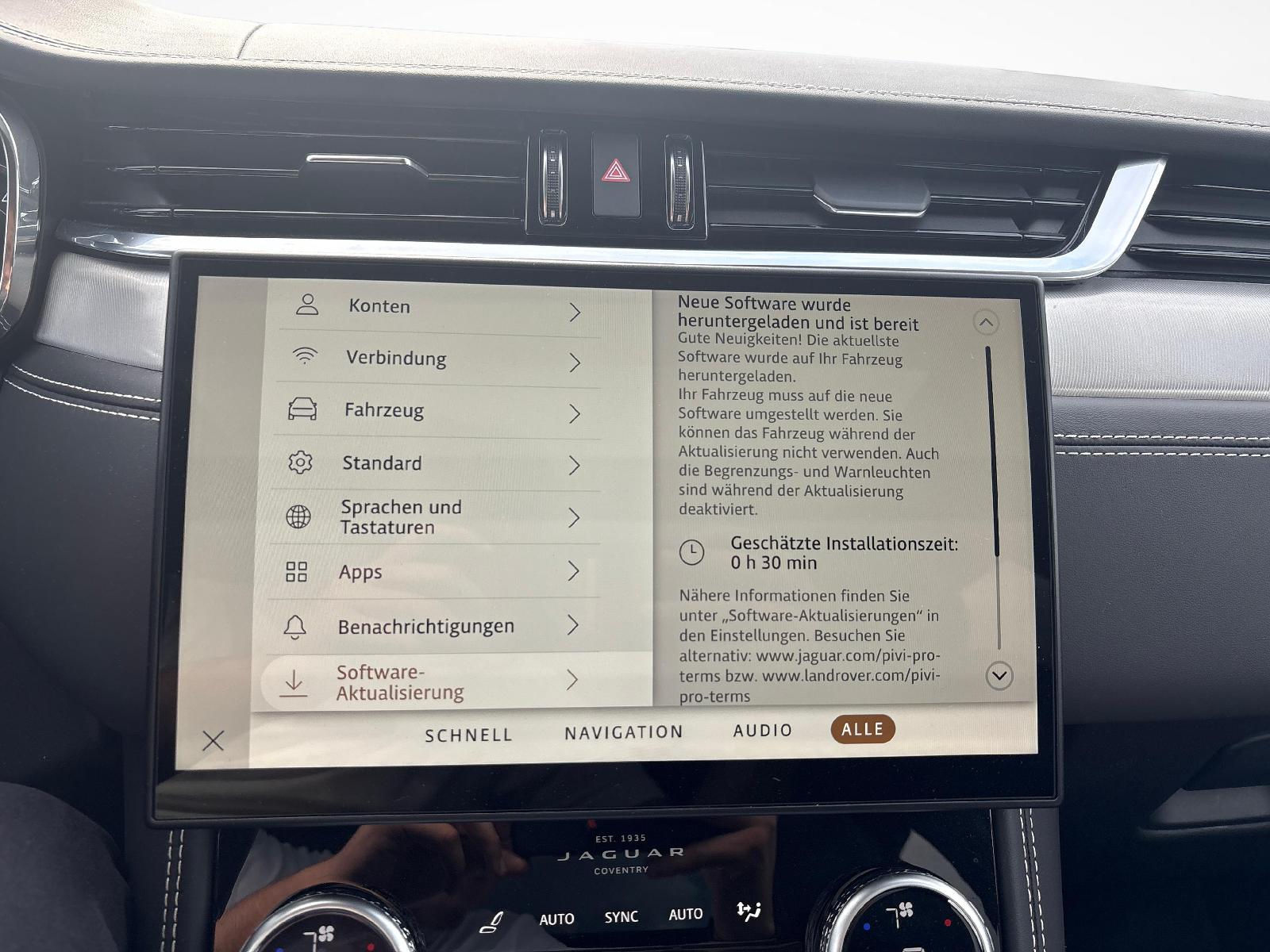 JAGUAR F-Pace 2.0 P400e R-Dynamic HSE AWD-image-17