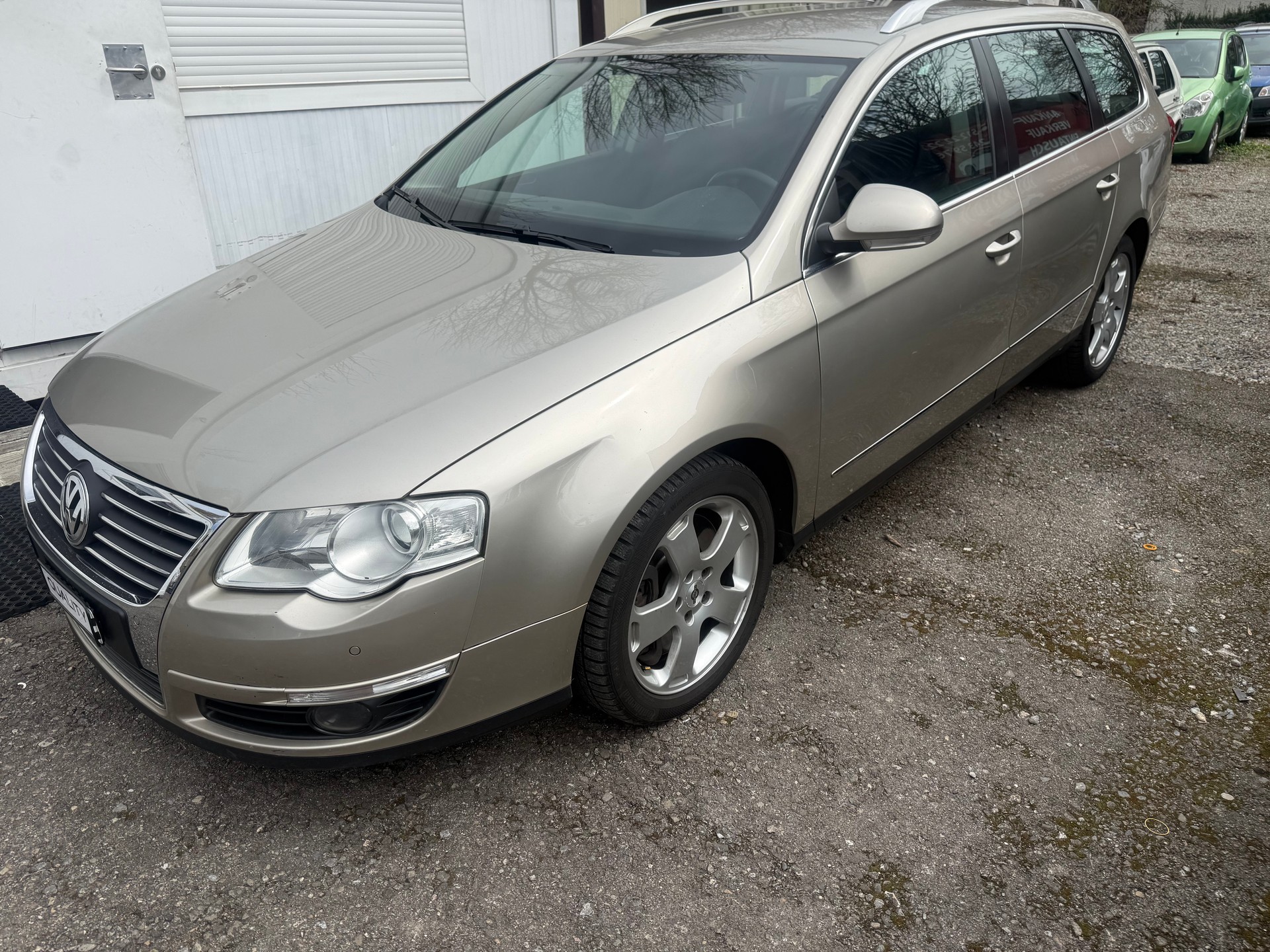 VW Passat Variant 3.2 V6 FSI Highline 4Motion-image-1