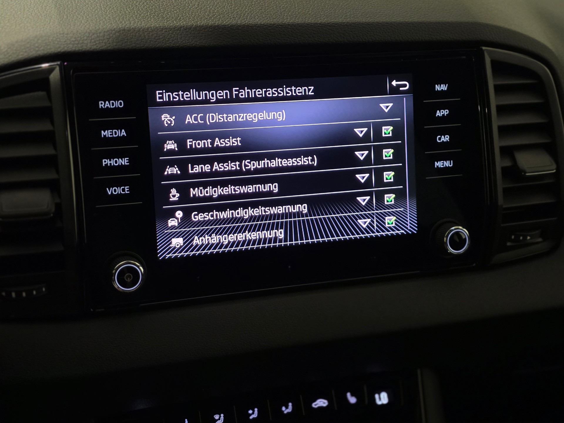 SKODA Karoq 1.5 TSI SportLine DSG-image-10
