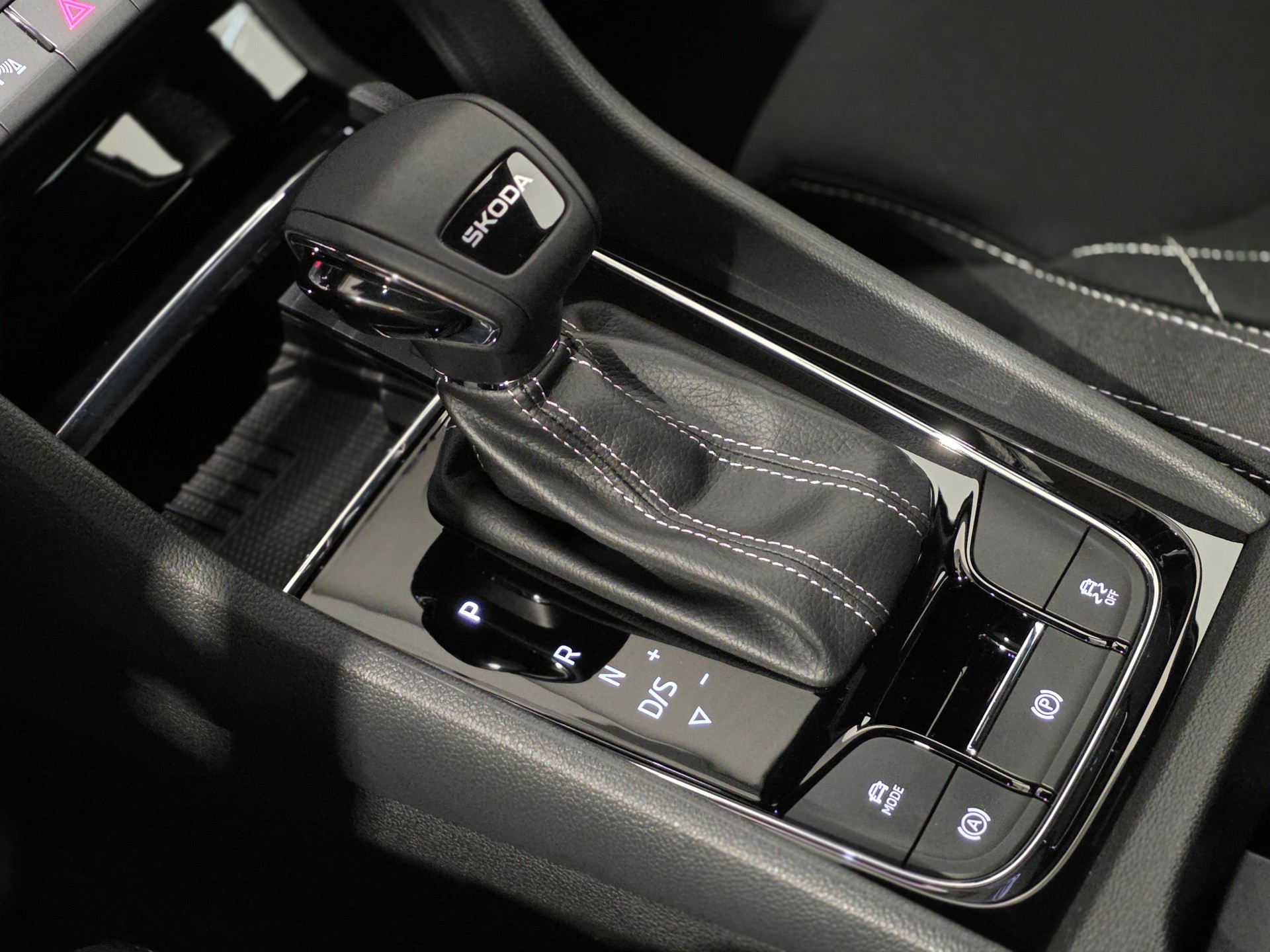 SKODA Karoq 1.5 TSI SportLine DSG-image-12