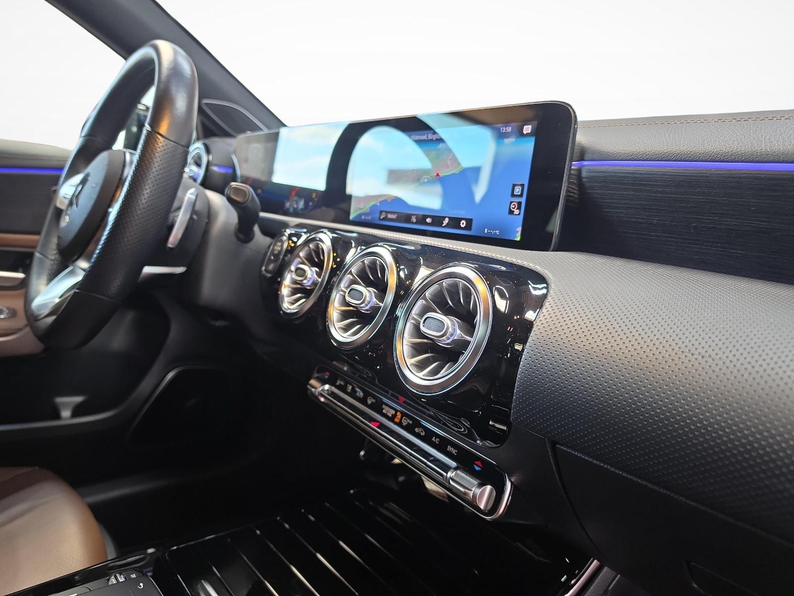 MERCEDES-BENZ A 220 4MATIC AMG Line-image-11