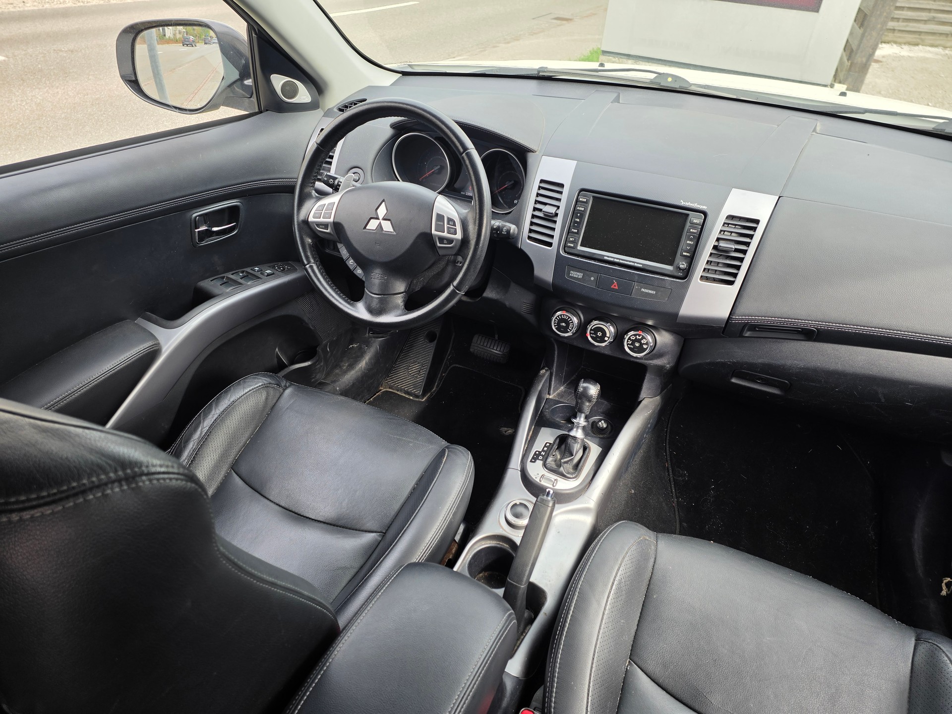 MITSUBISHI Outlander 2.2 DID Navigator 4WD TC-SST-image-5