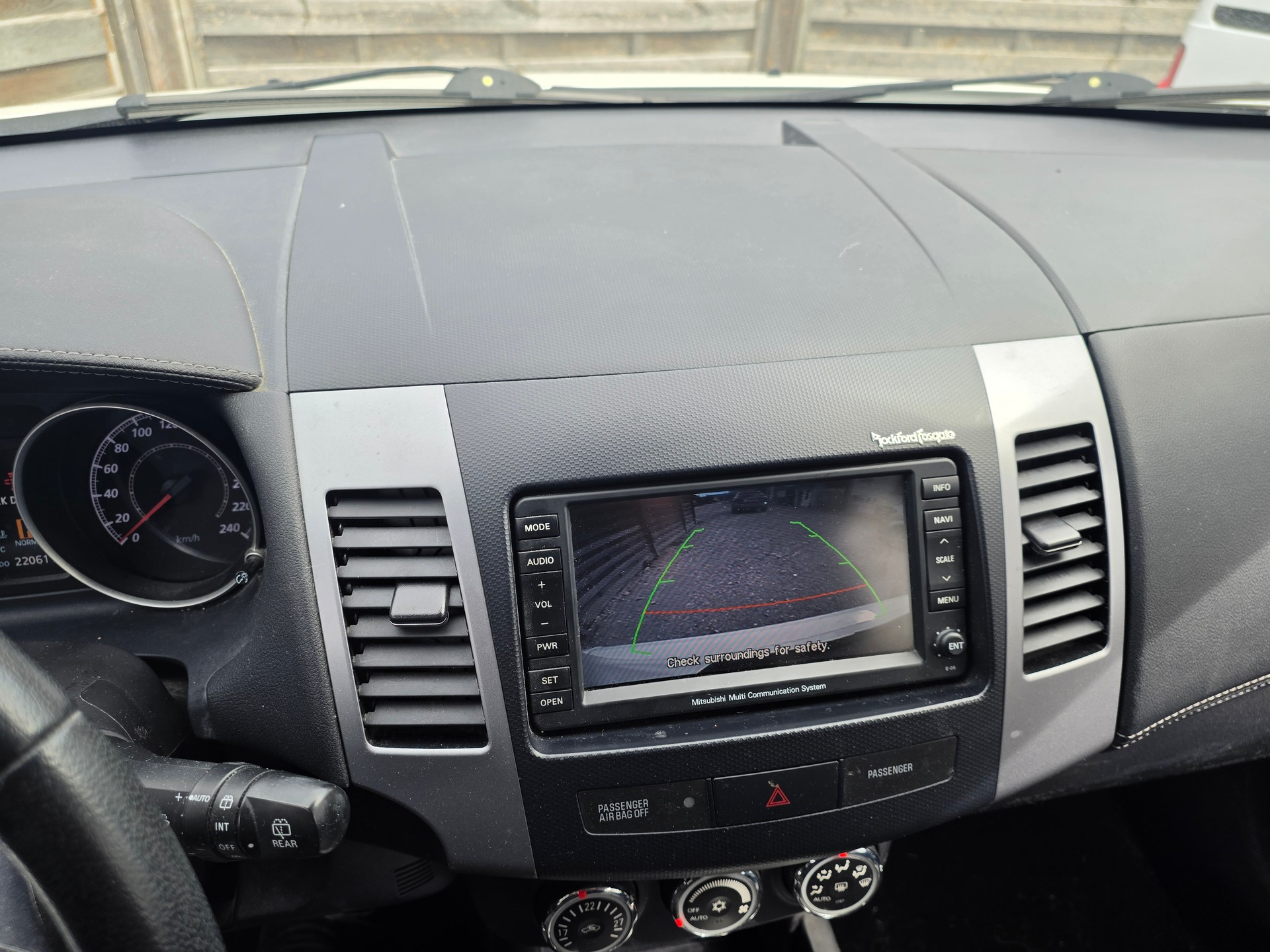 MITSUBISHI Outlander 2.2 DID Navigator 4WD TC-SST-image-9