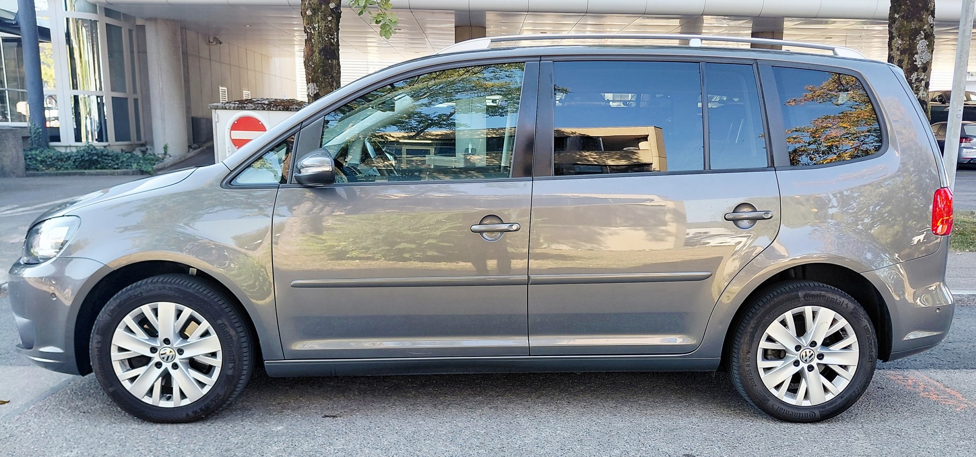VW Touran 1.4 TSI Design DSG 7 Plätze-image-4