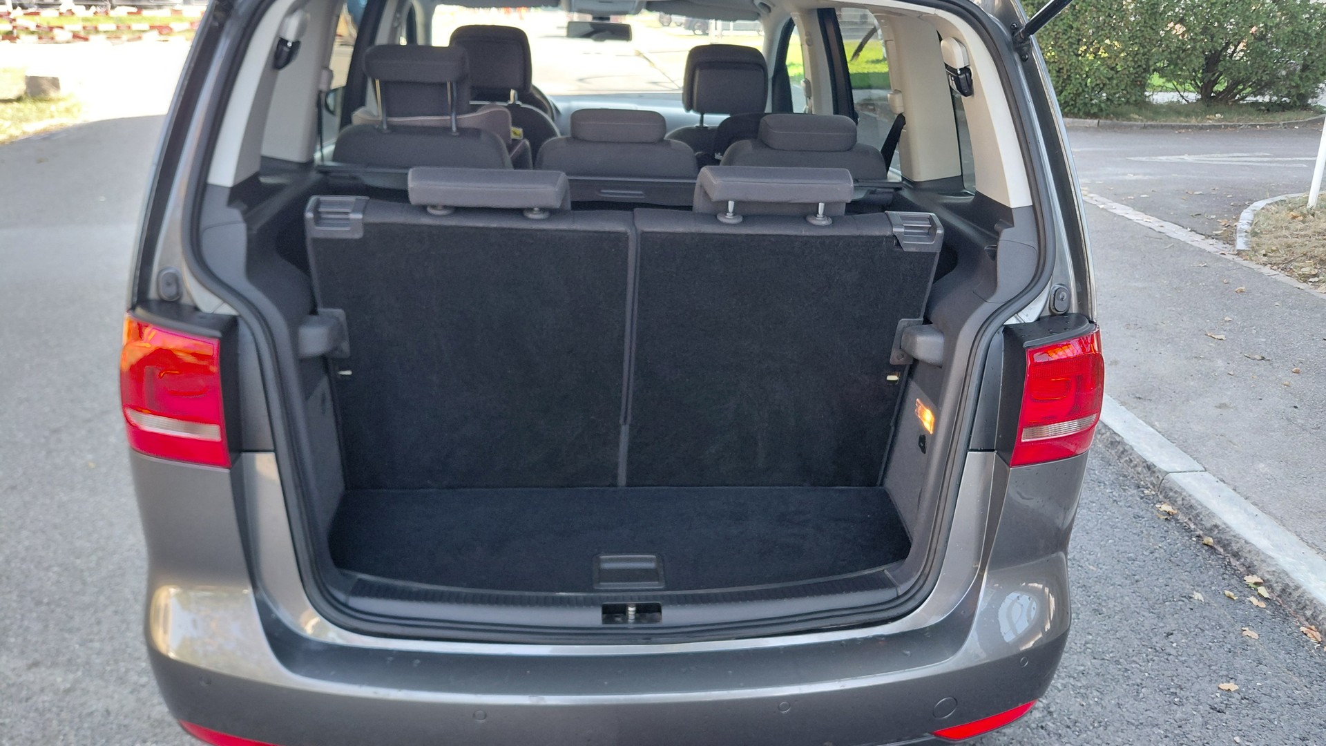 VW Touran 1.4 TSI Design DSG 7 Plätze-image-10