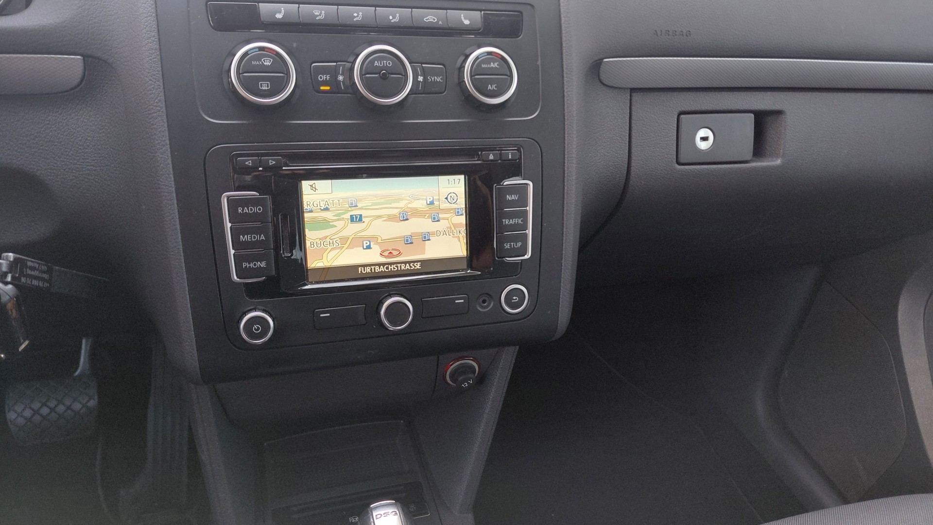 VW Touran 1.4 TSI Design DSG 7 Plätze-image-15