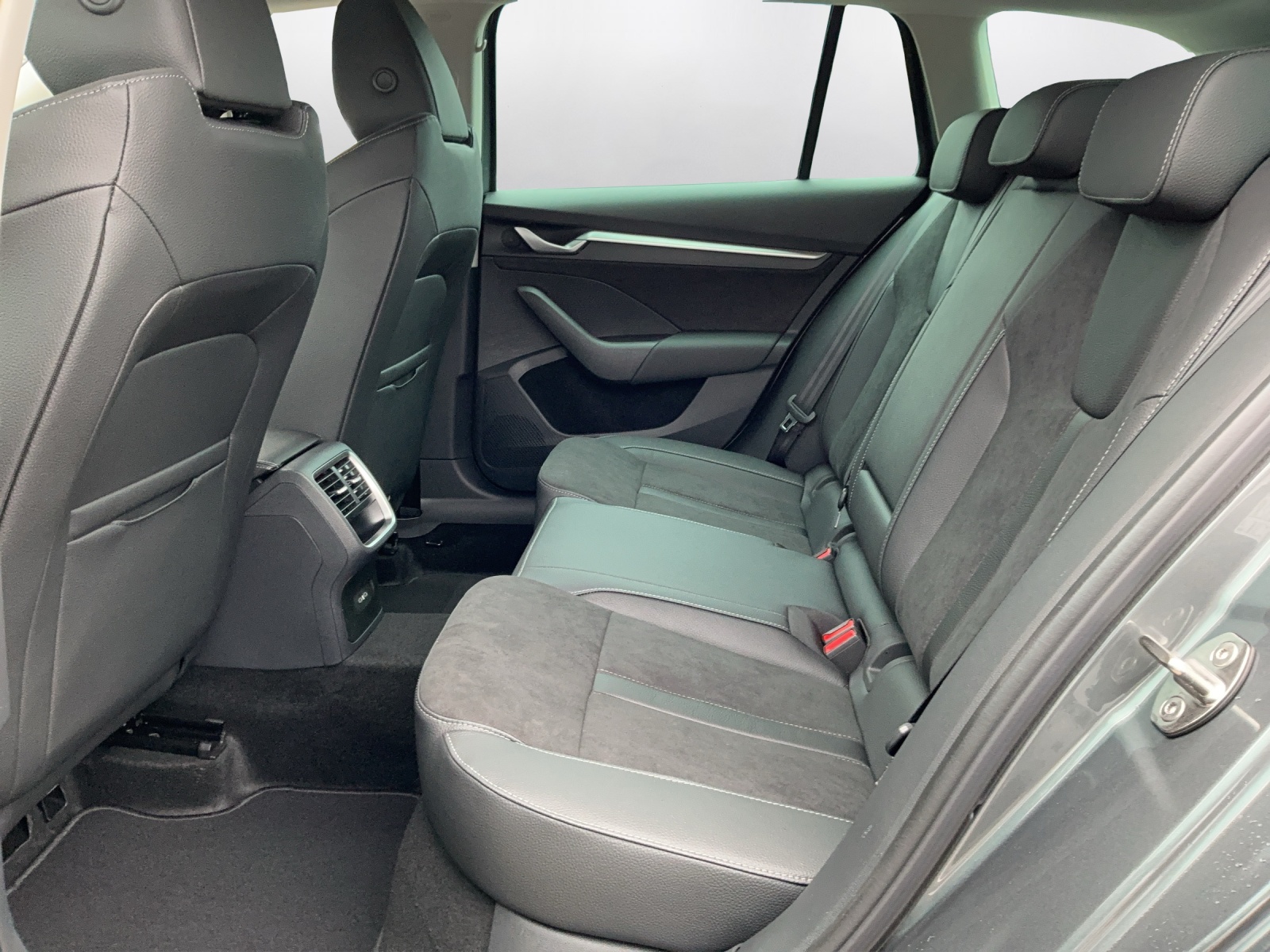 SKODA Octavia Combi 1.5 TSI mHEV DSG Sport Line-image-10
