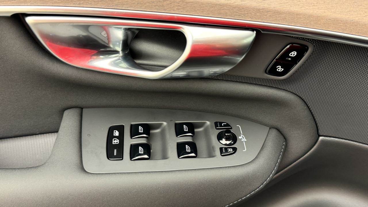 VOLVO XC90 T8 AWD PluginHybrid Ultra Dark Geartronic-image-8