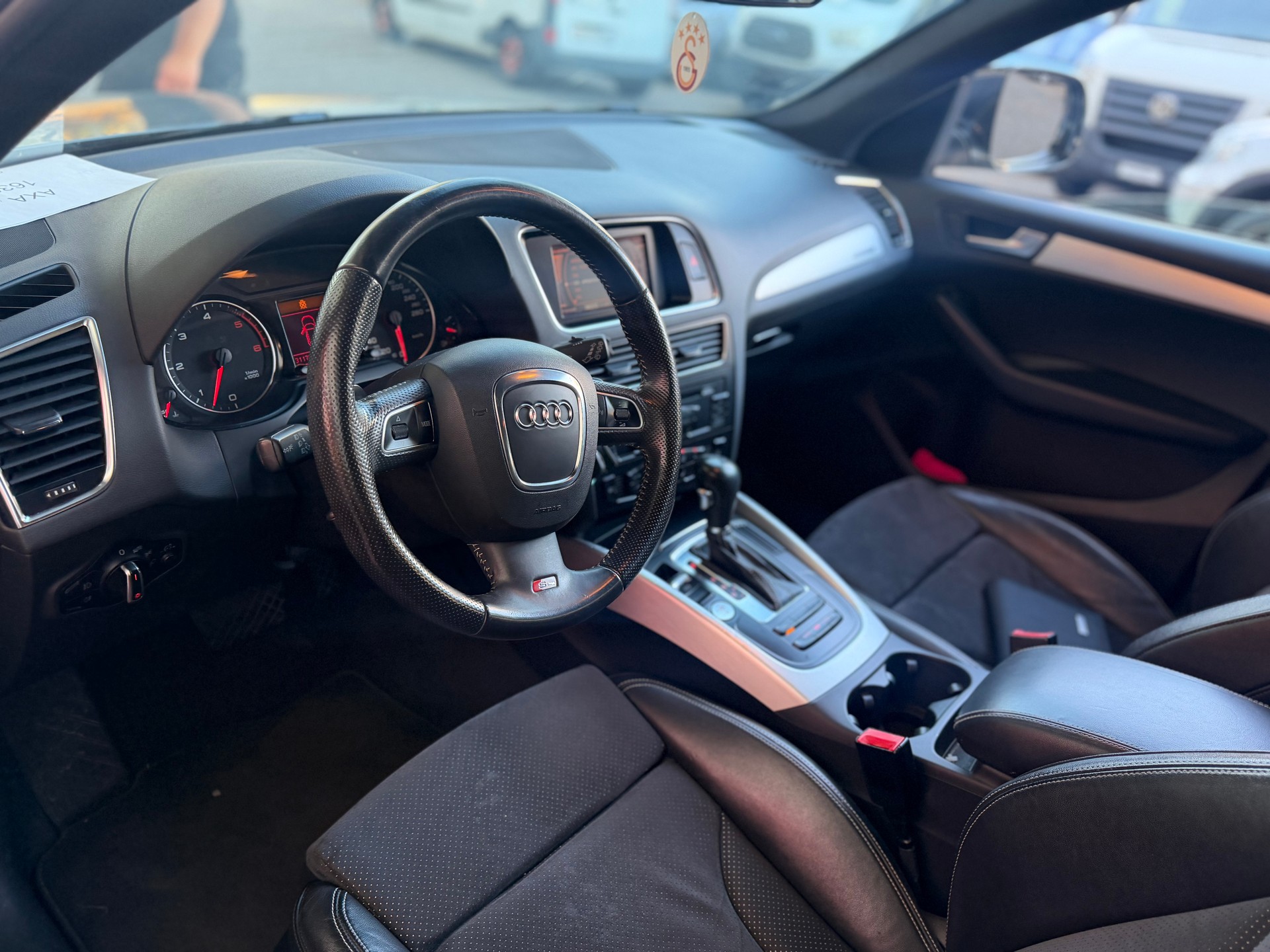 AUDI Q5 3.0 TDI quattro S-tronic-image-5