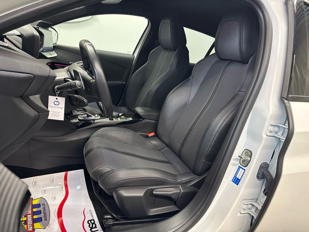 PEUGEOT 208 1.2 PureTech GT EAT8-image-3