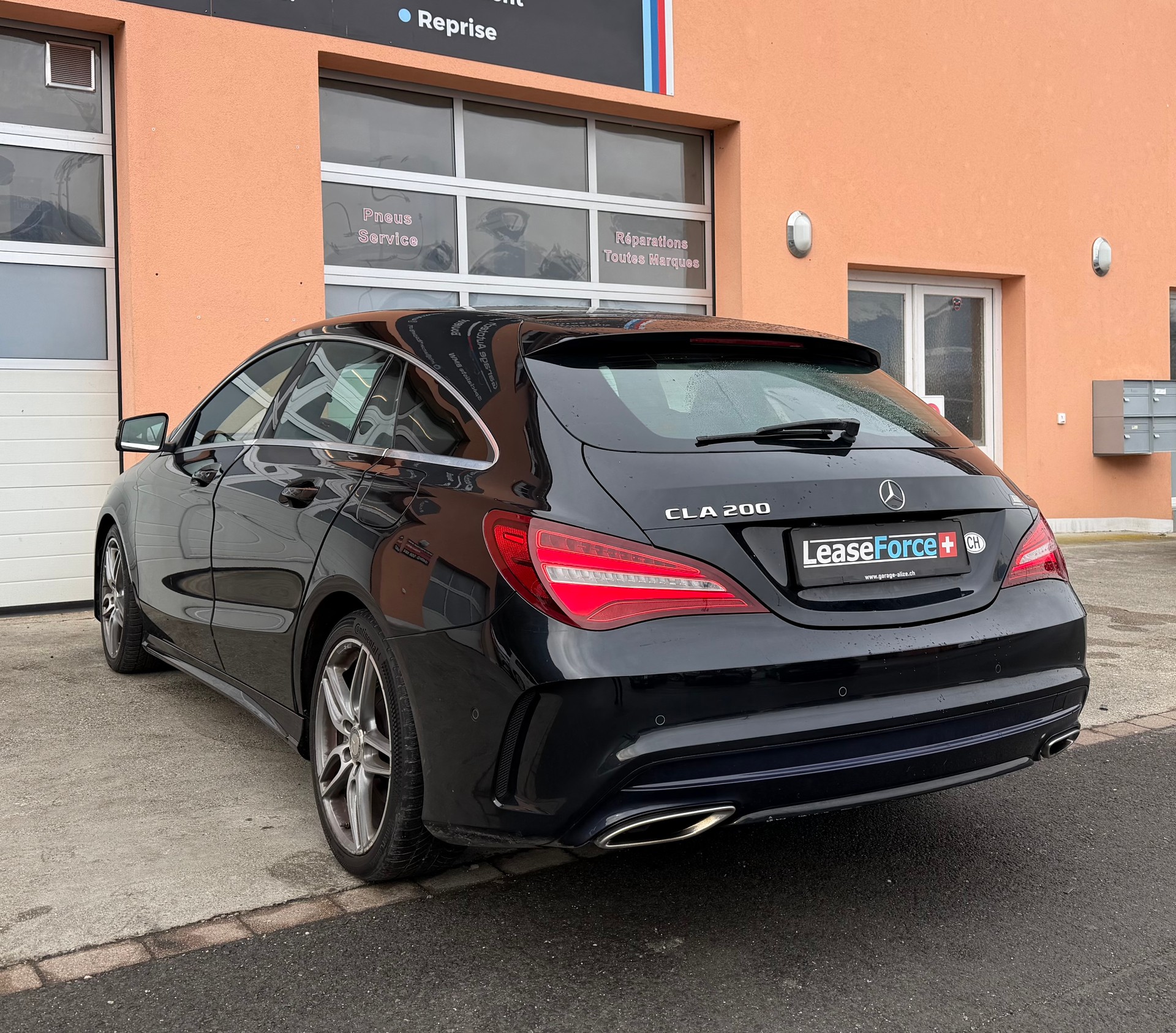 MERCEDES-BENZ CLA Shooting Brake 200 AMG Line 7G-DCT-image-2