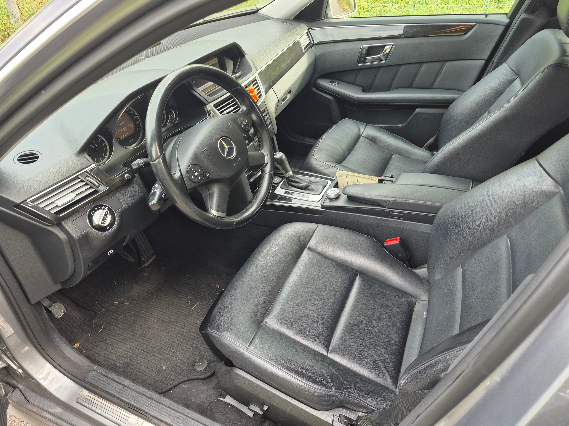 MERCEDES-BENZ E 220 CDI BlueEfficiency Avantgarde Automatic-image-6
