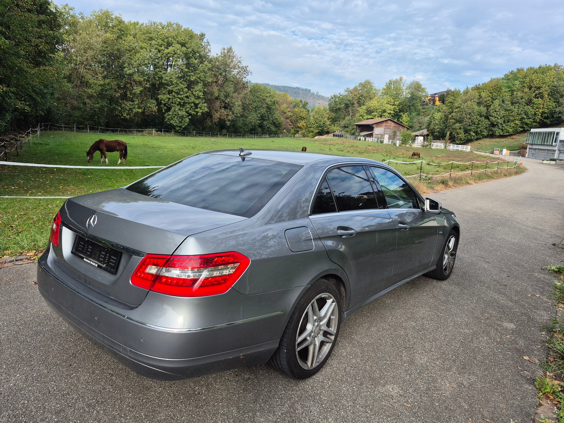 MERCEDES-BENZ E 220 CDI BlueEfficiency Avantgarde Automatic-image-3