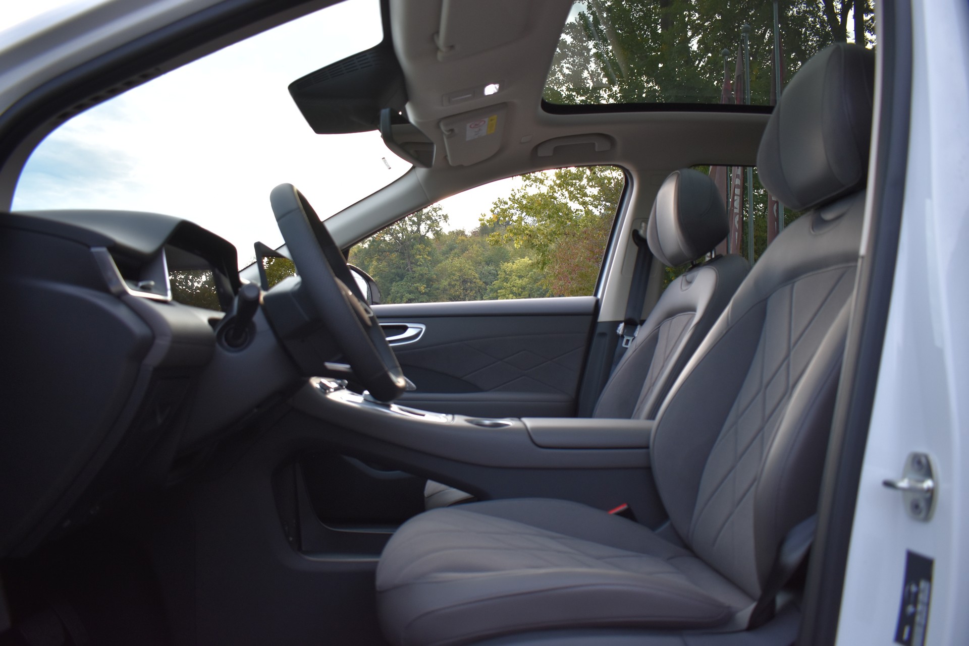 MG S6 EV 77kWh Luxury AWD-image-12