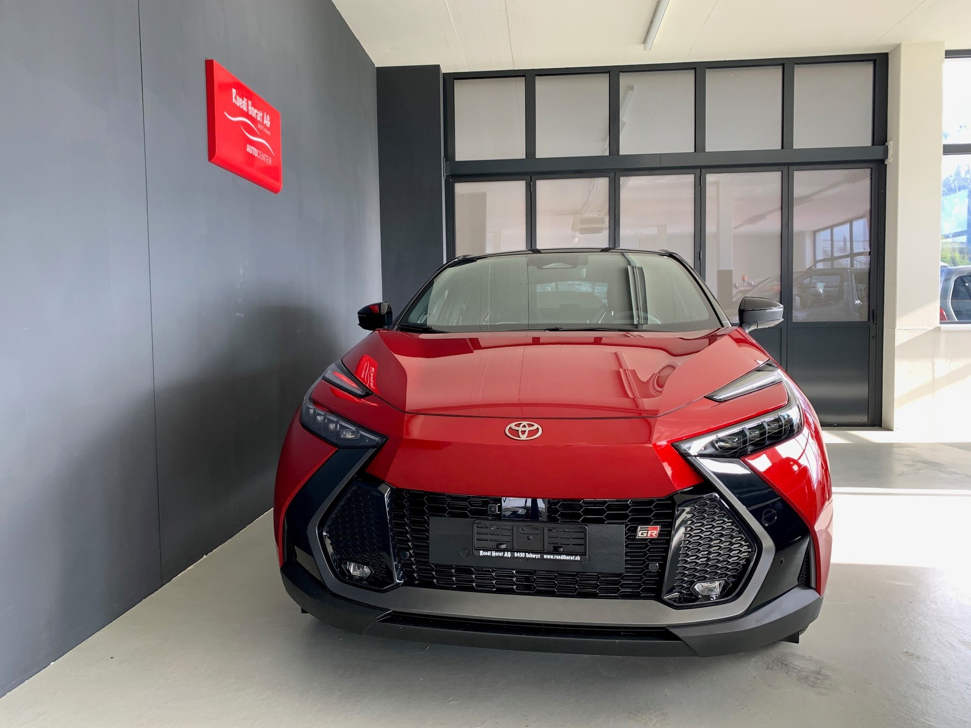 TOYOTA C-HR 2.0 PHEV GR Sport Premiere-image-2