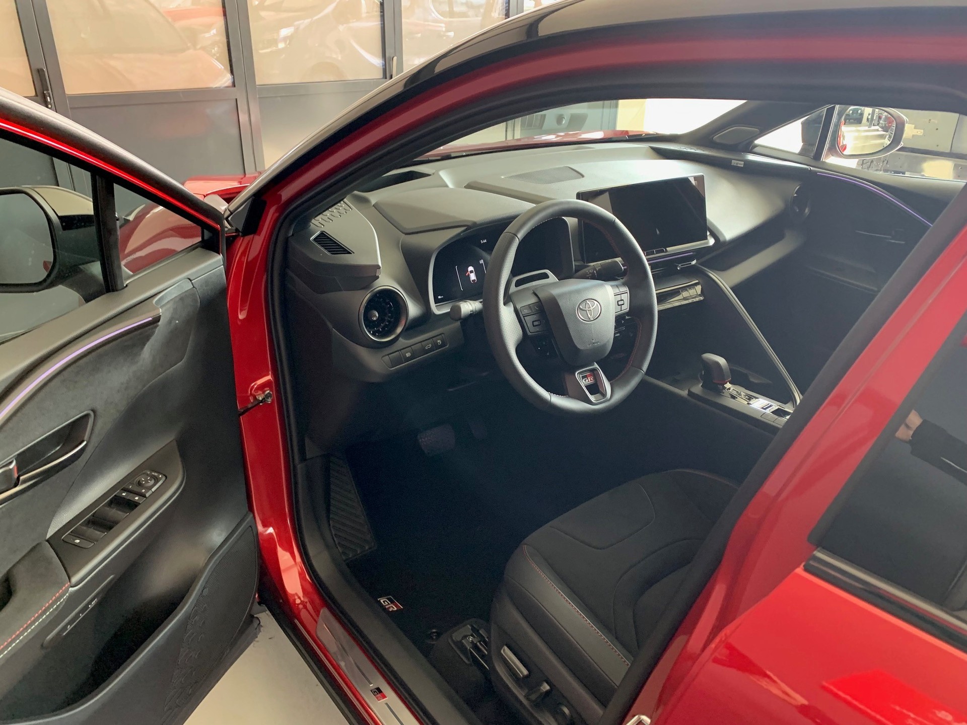 TOYOTA C-HR 2.0 PHEV GR Sport Premiere-image-9