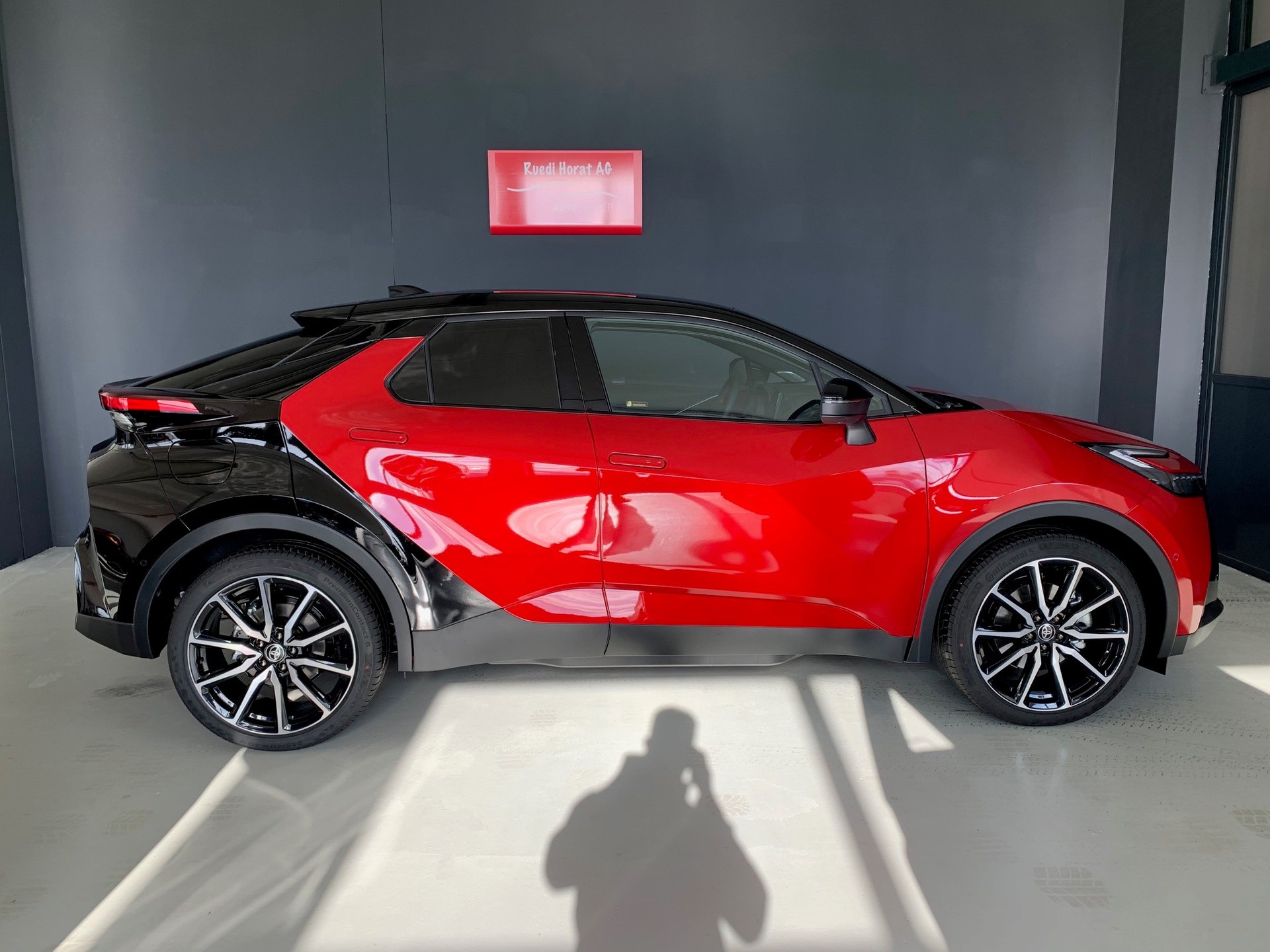 TOYOTA C-HR 2.0 PHEV GR Sport Premiere-image-4