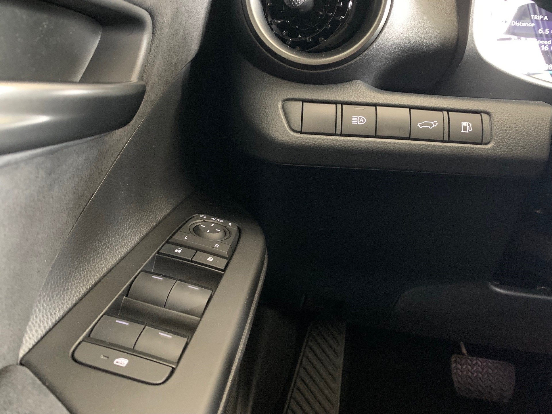 TOYOTA C-HR 2.0 PHEV GR Sport Premiere-image-14