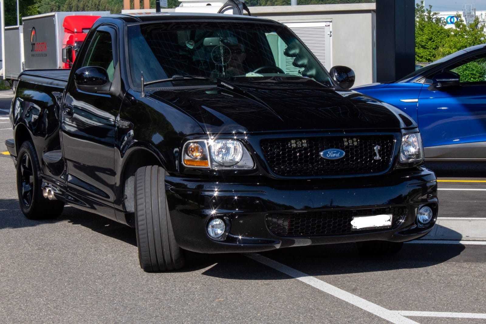 FORD F-150 Lightning SVT-image-1