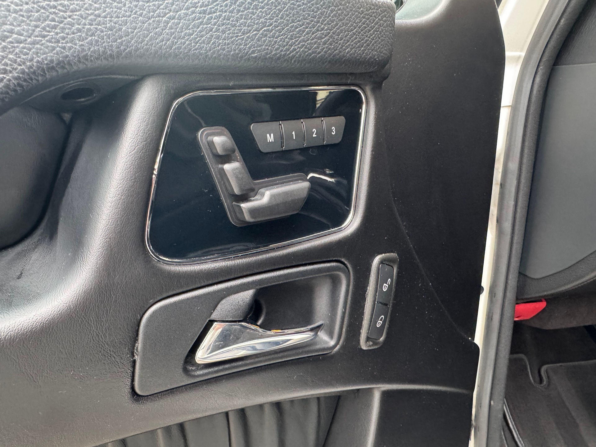 MERCEDES-BENZ G 63 AMG Automatic-image-13