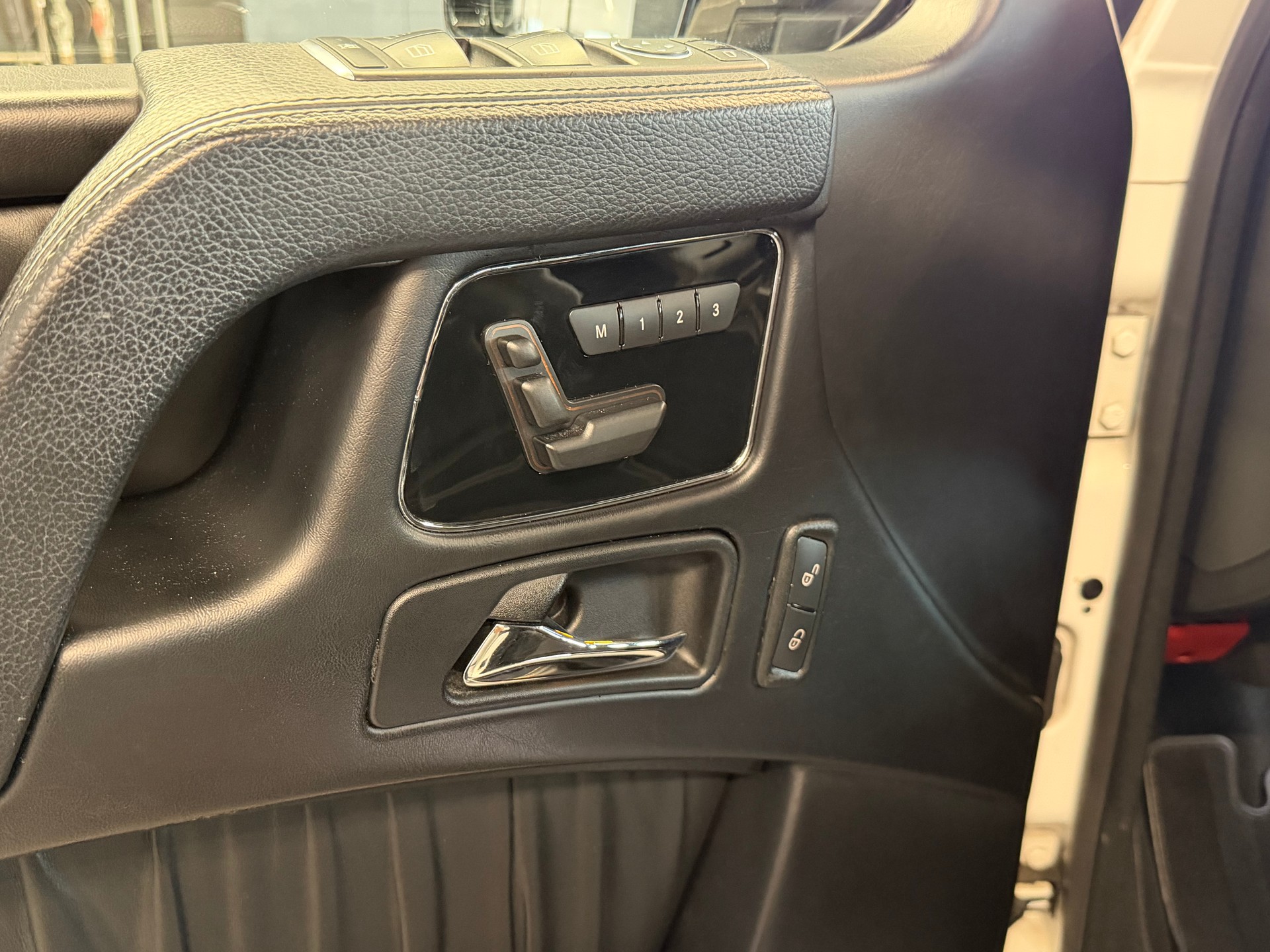 MERCEDES-BENZ G 63 AMG Automatic-image-14