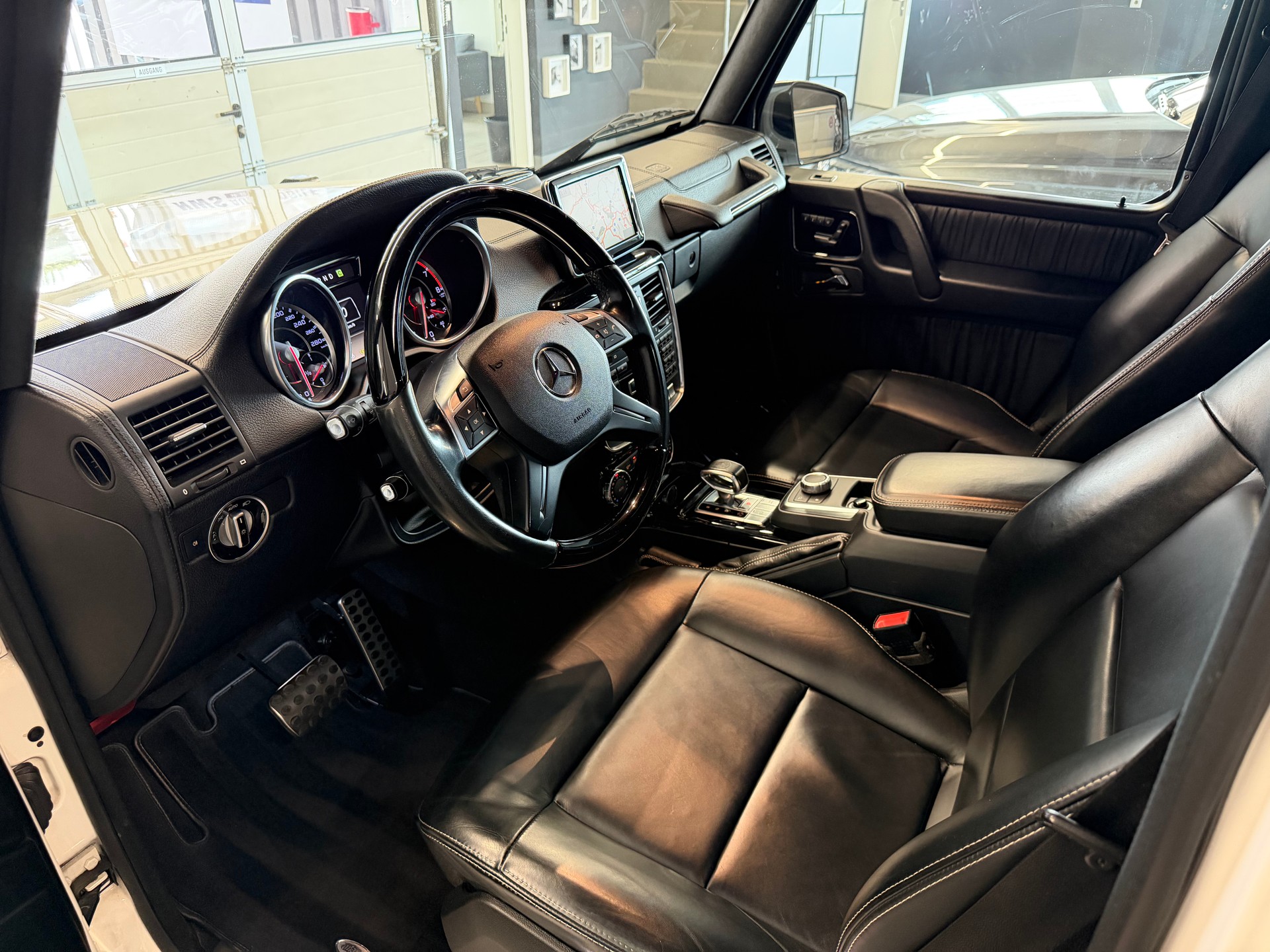 MERCEDES-BENZ G 63 AMG Automatic-image-11