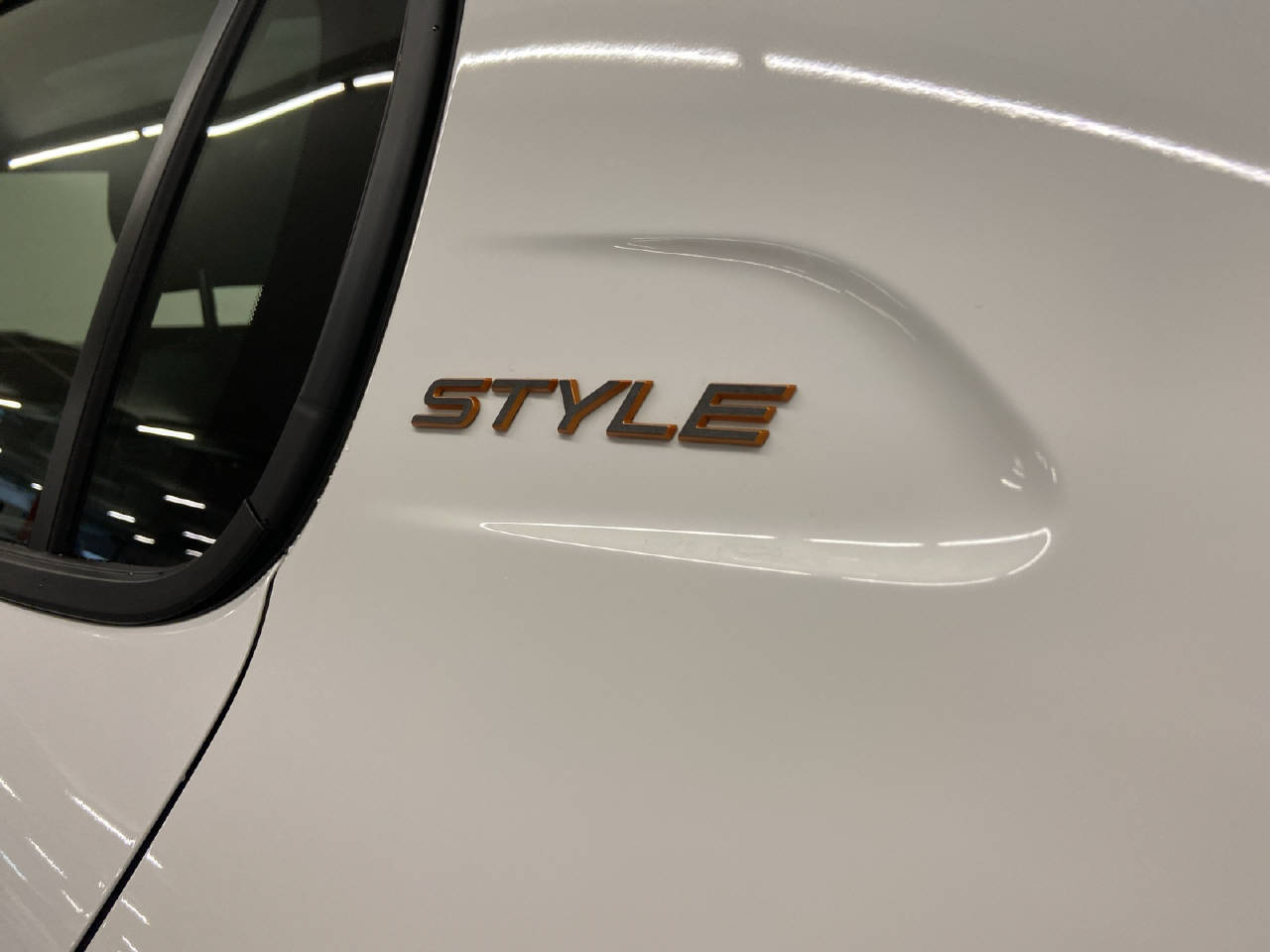 PEUGEOT 208 1.2 Hybrid Style-image-13