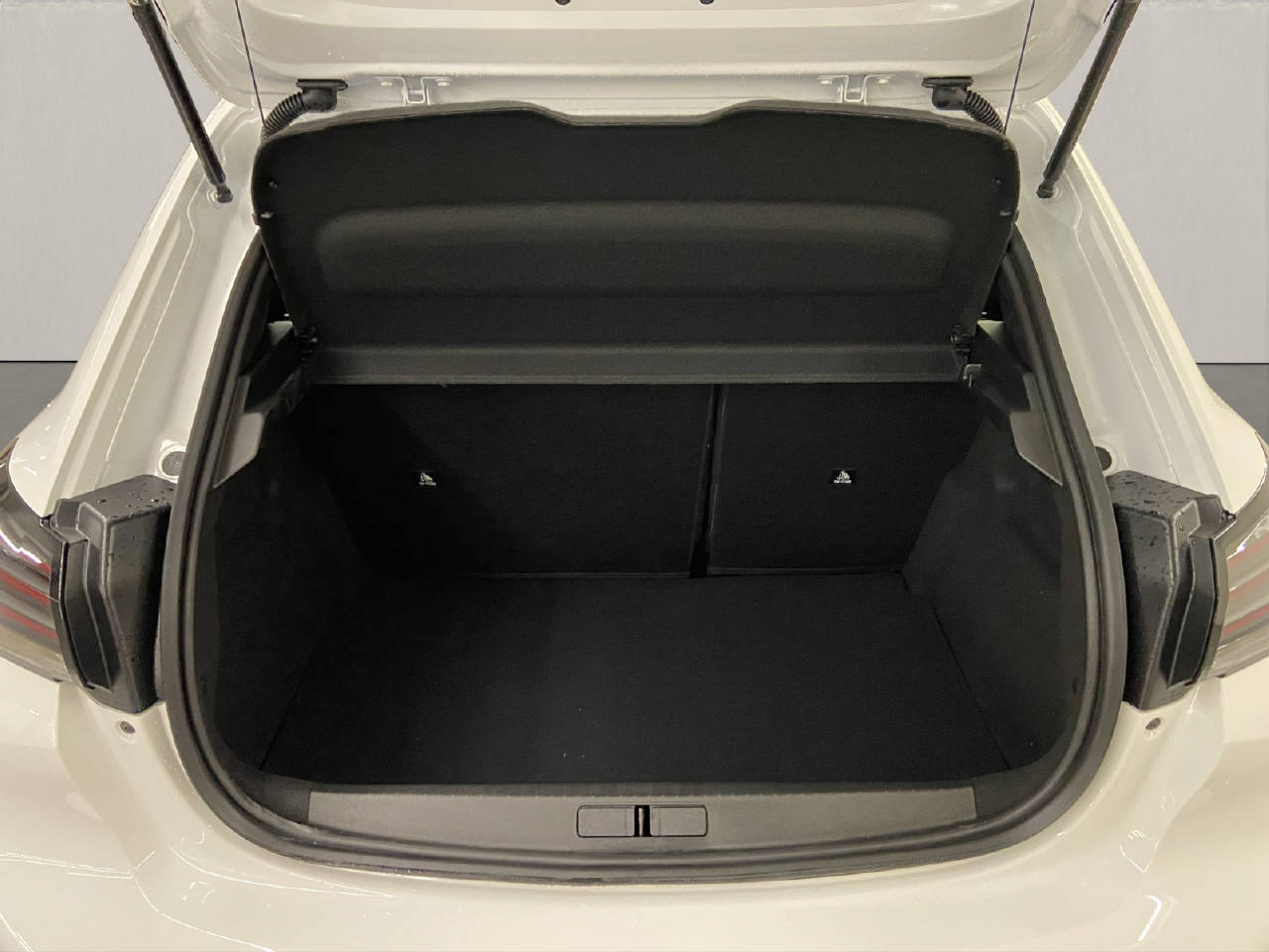 PEUGEOT 208 1.2 Hybrid Style-image-12