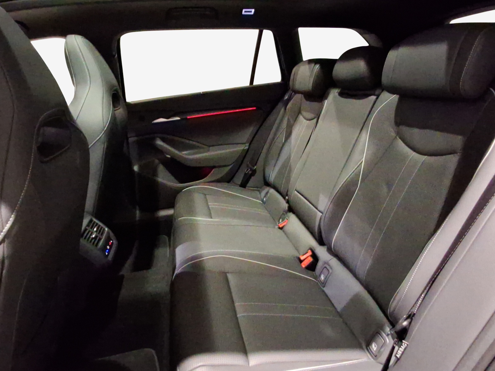 SKODA Superb Combi 2.0 TSI Sportline 4x4 DSG-image-11