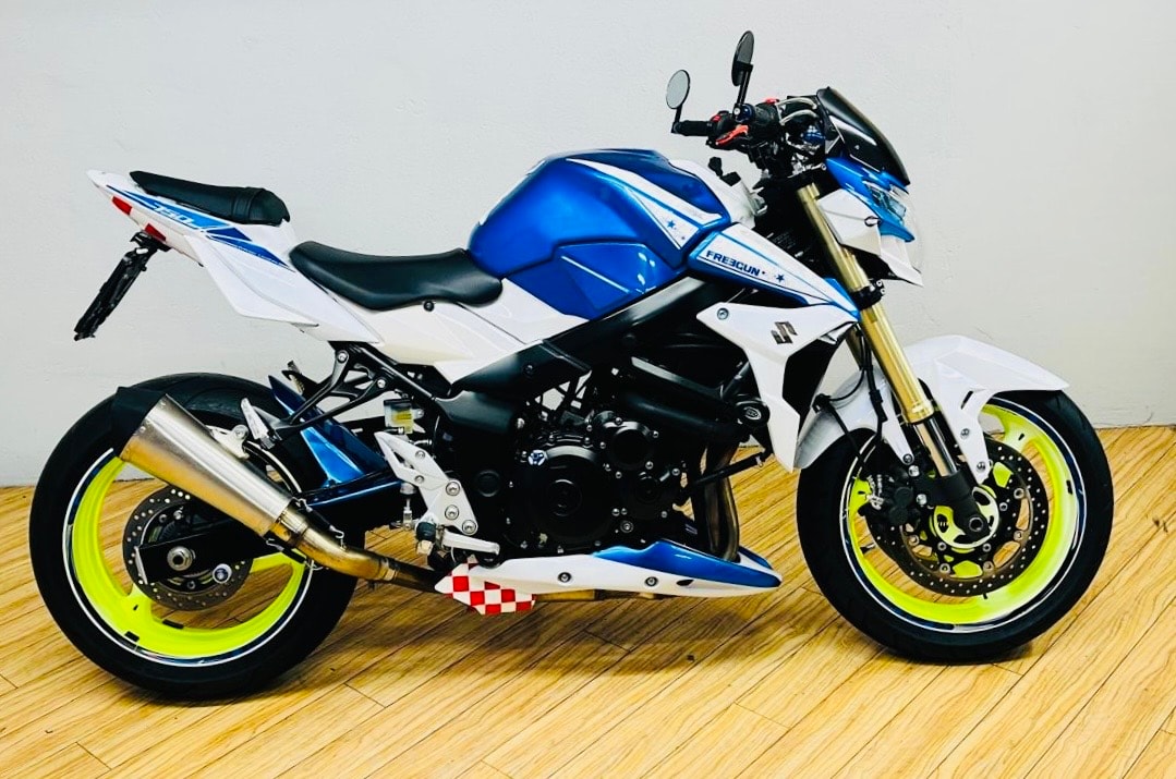 SUZUKI GSR 750 ABS-showroom-element-1