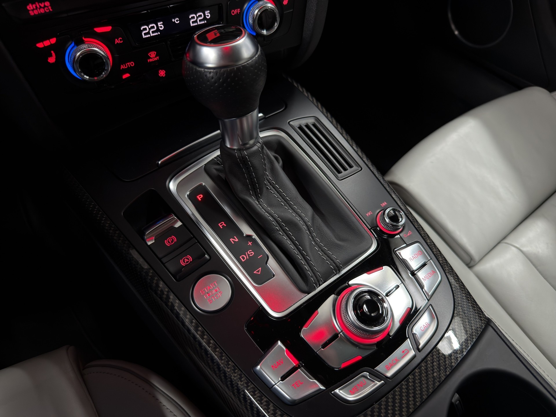 AUDI RS4 Avant 4.2 FSI V8 quattro S-tronic-image-16