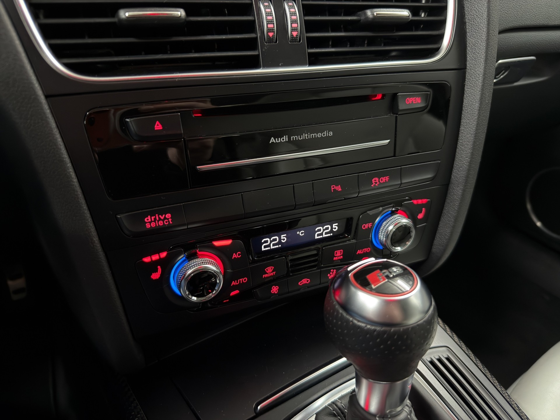 AUDI RS4 Avant 4.2 FSI V8 quattro S-tronic-image-15