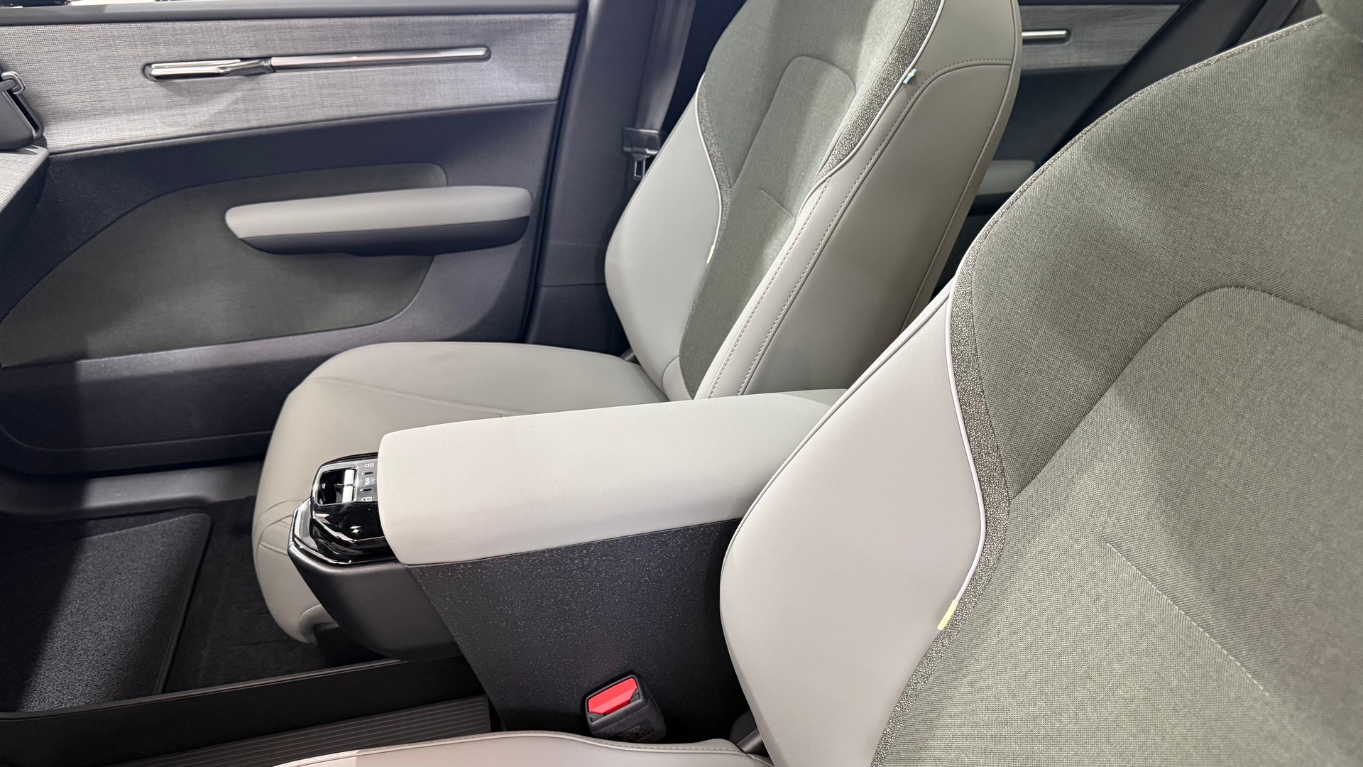 VOLVO EX 30 CC E60 Twin Performance A-image-13