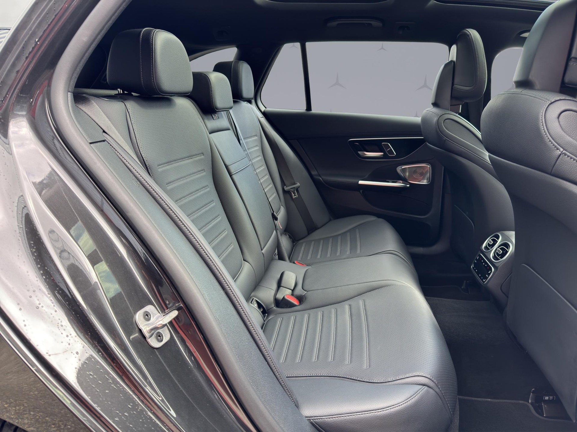 MERCEDES-BENZ C 300 de AMG Line 4matic Kombi-image-16
