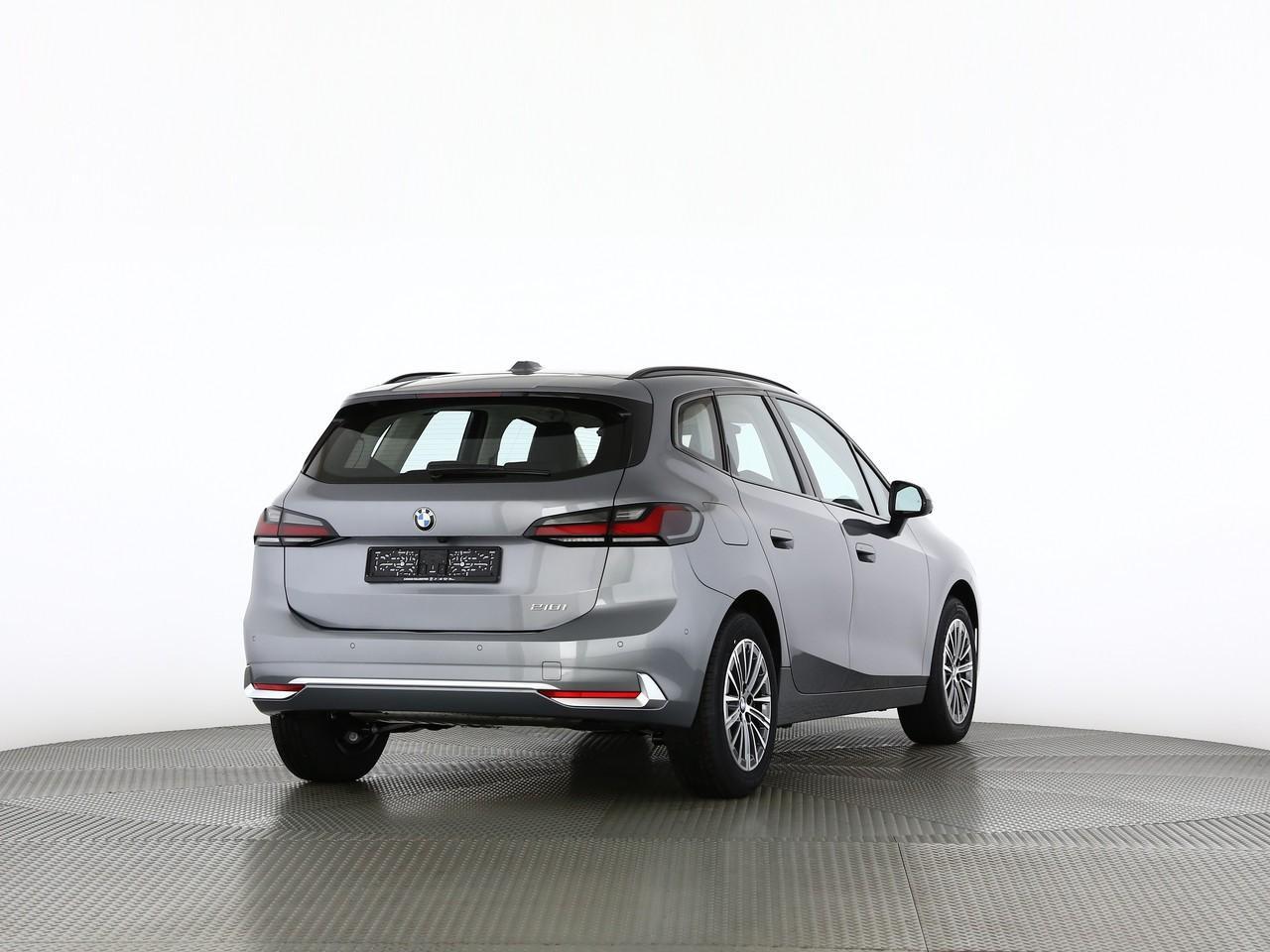 BMW 218i Active Tourer-image-11