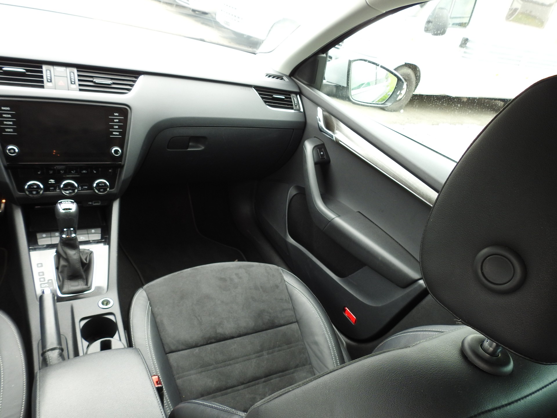 SKODA Octavia Combi 2.0 TDI Scout 4x4 DSG-image-18