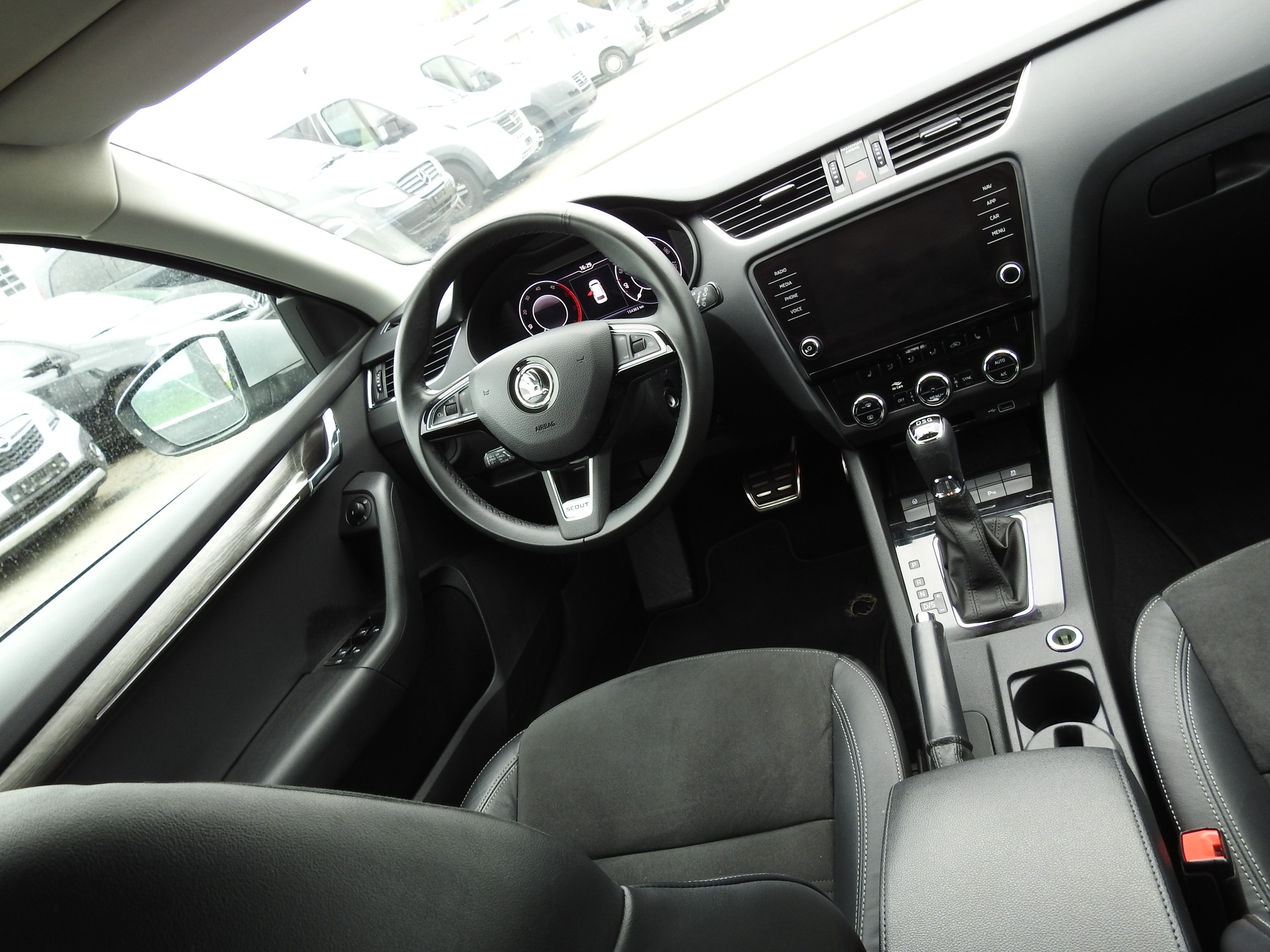 SKODA Octavia Combi 2.0 TDI Scout 4x4 DSG-image-19