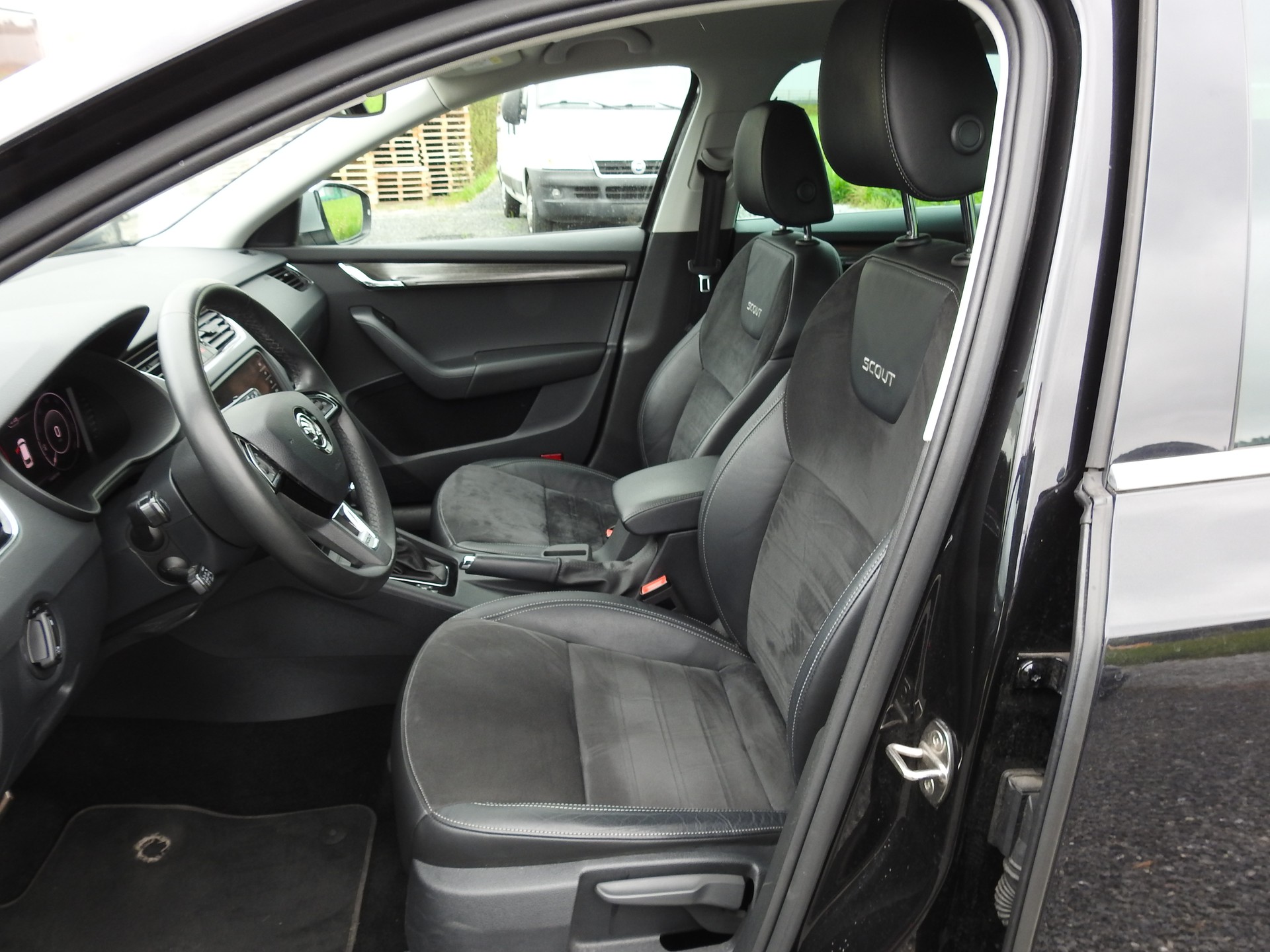 SKODA Octavia Combi 2.0 TDI Scout 4x4 DSG-image-12