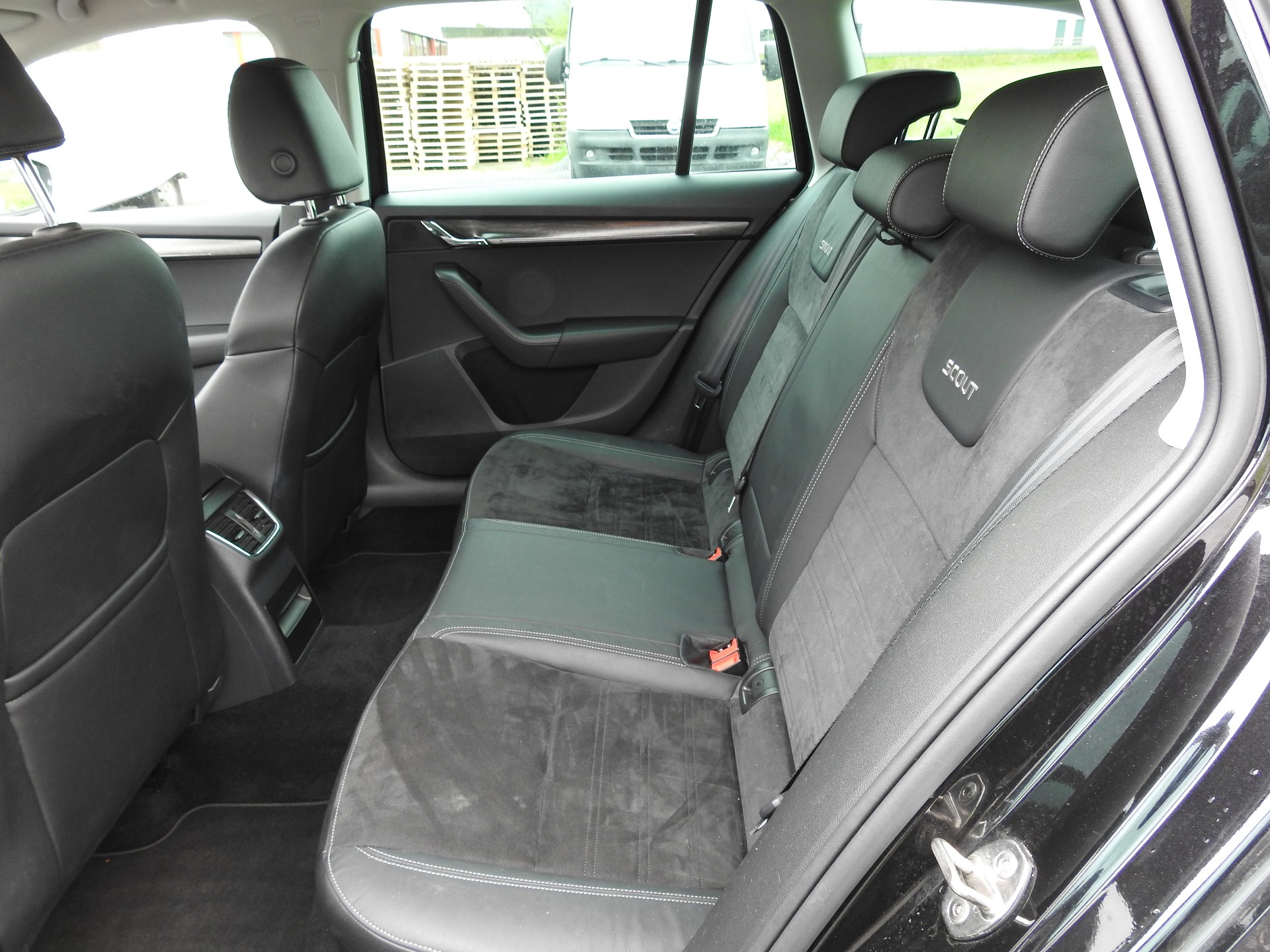 SKODA Octavia Combi 2.0 TDI Scout 4x4 DSG-image-13