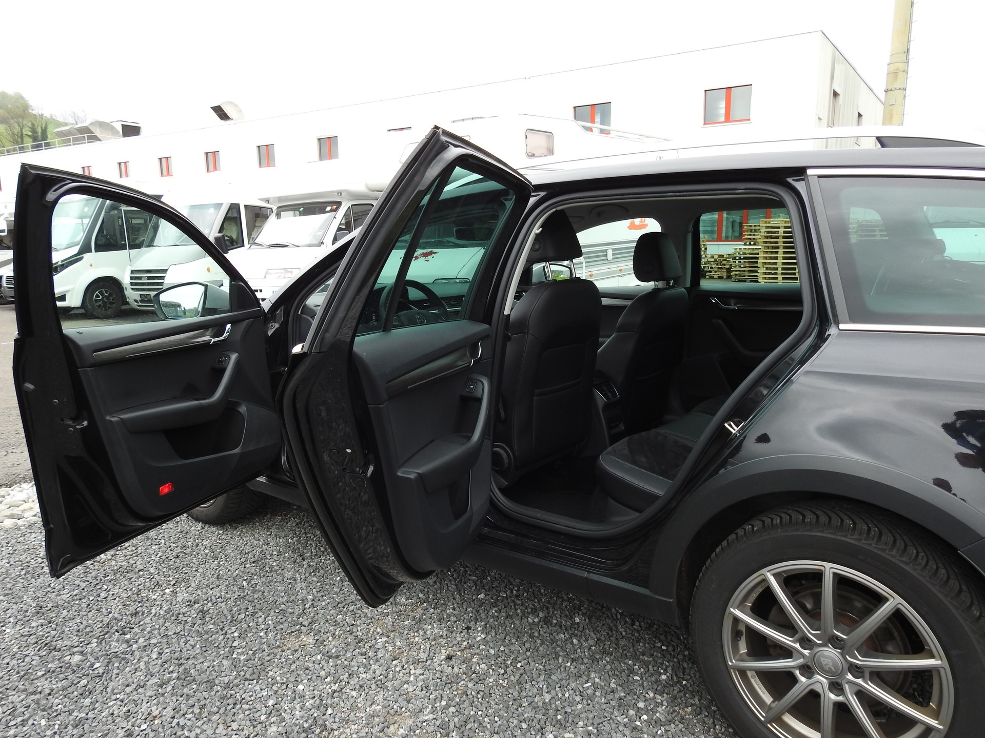 SKODA Octavia Combi 2.0 TDI Scout 4x4 DSG-image-14