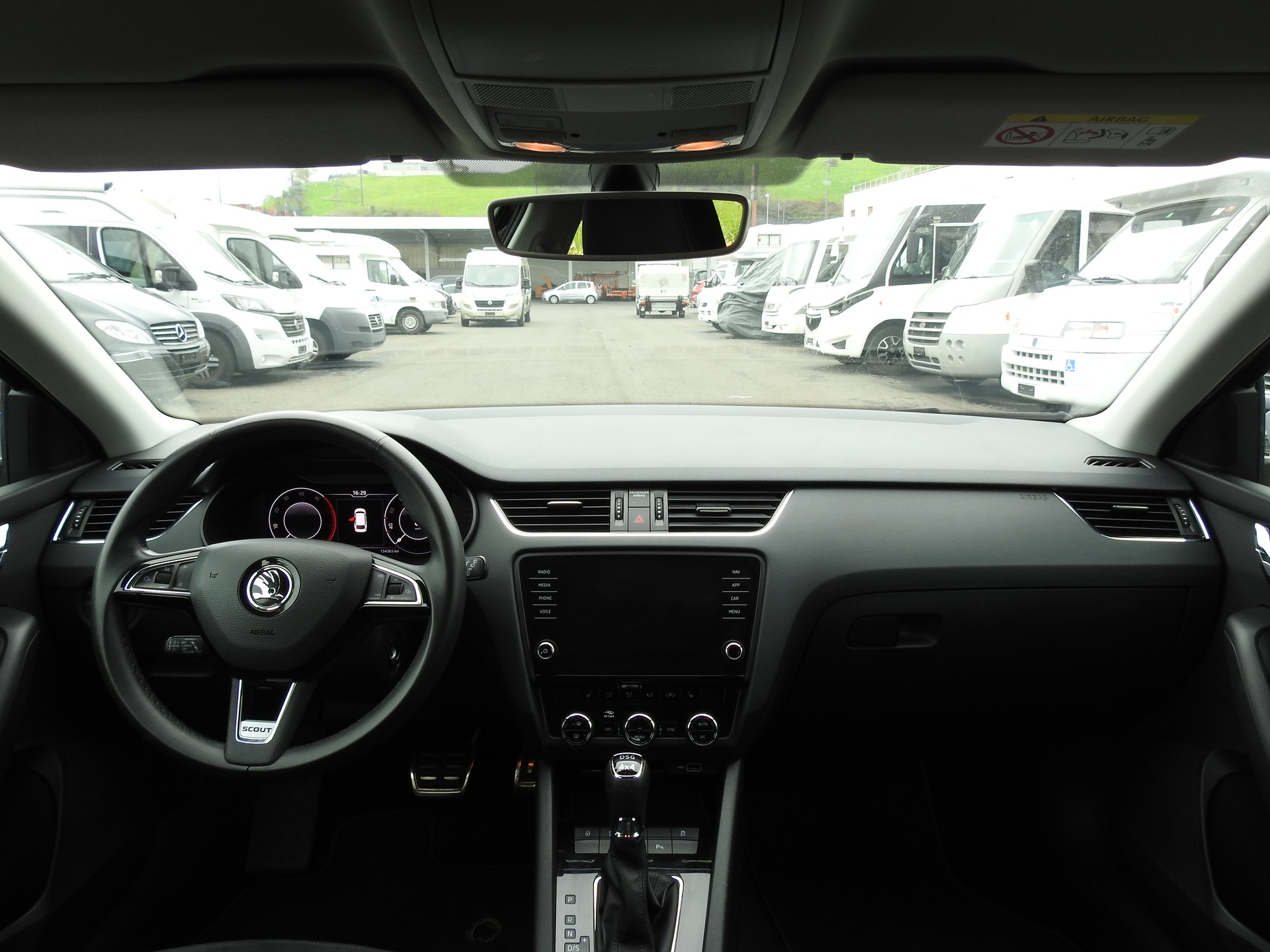 SKODA Octavia Combi 2.0 TDI Scout 4x4 DSG-image-16