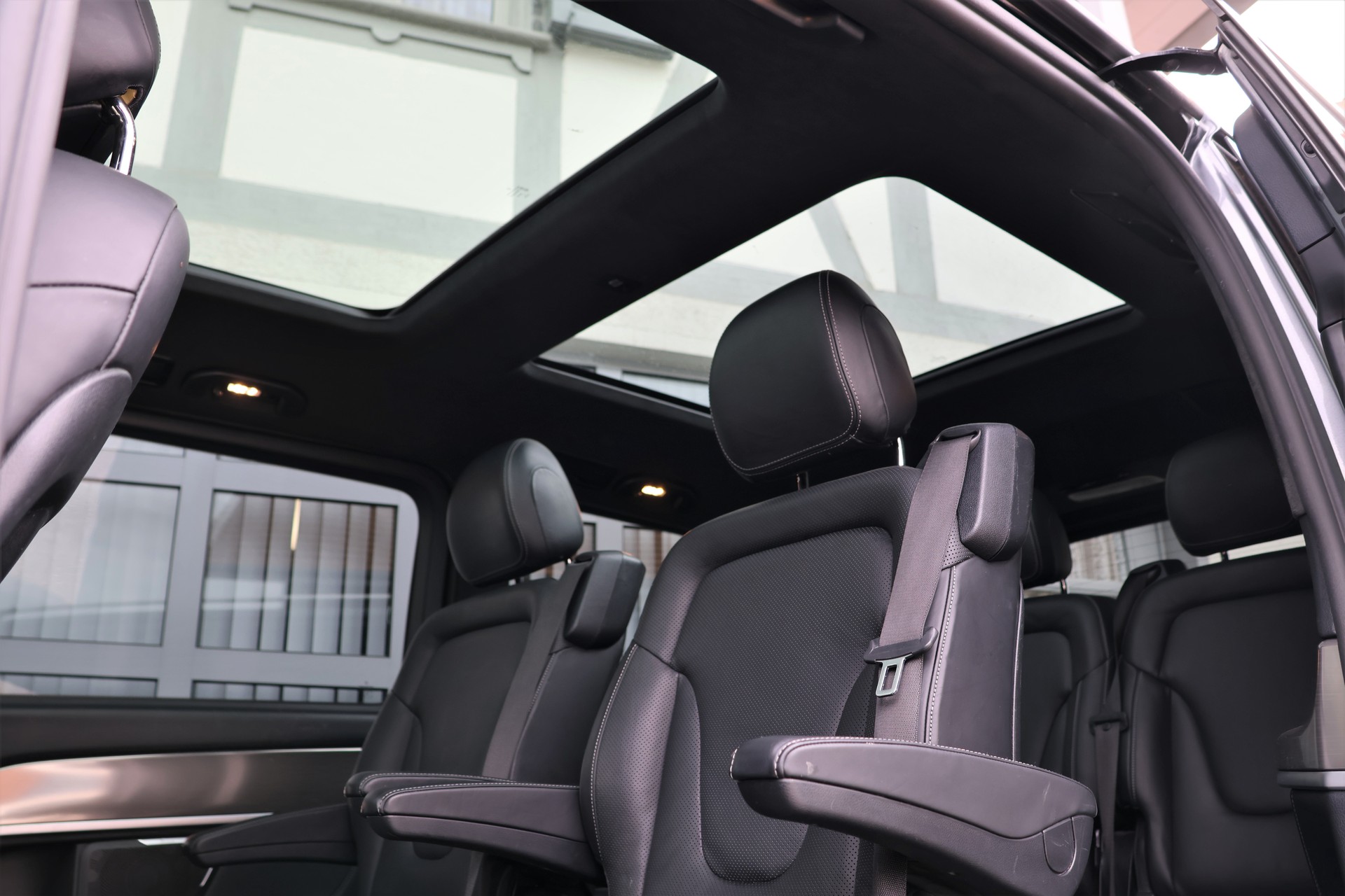 MERCEDES-BENZ V 300 d lang Swiss Edition 4Matic 9G-Tronic (CH) 7 Plätzer-image-14