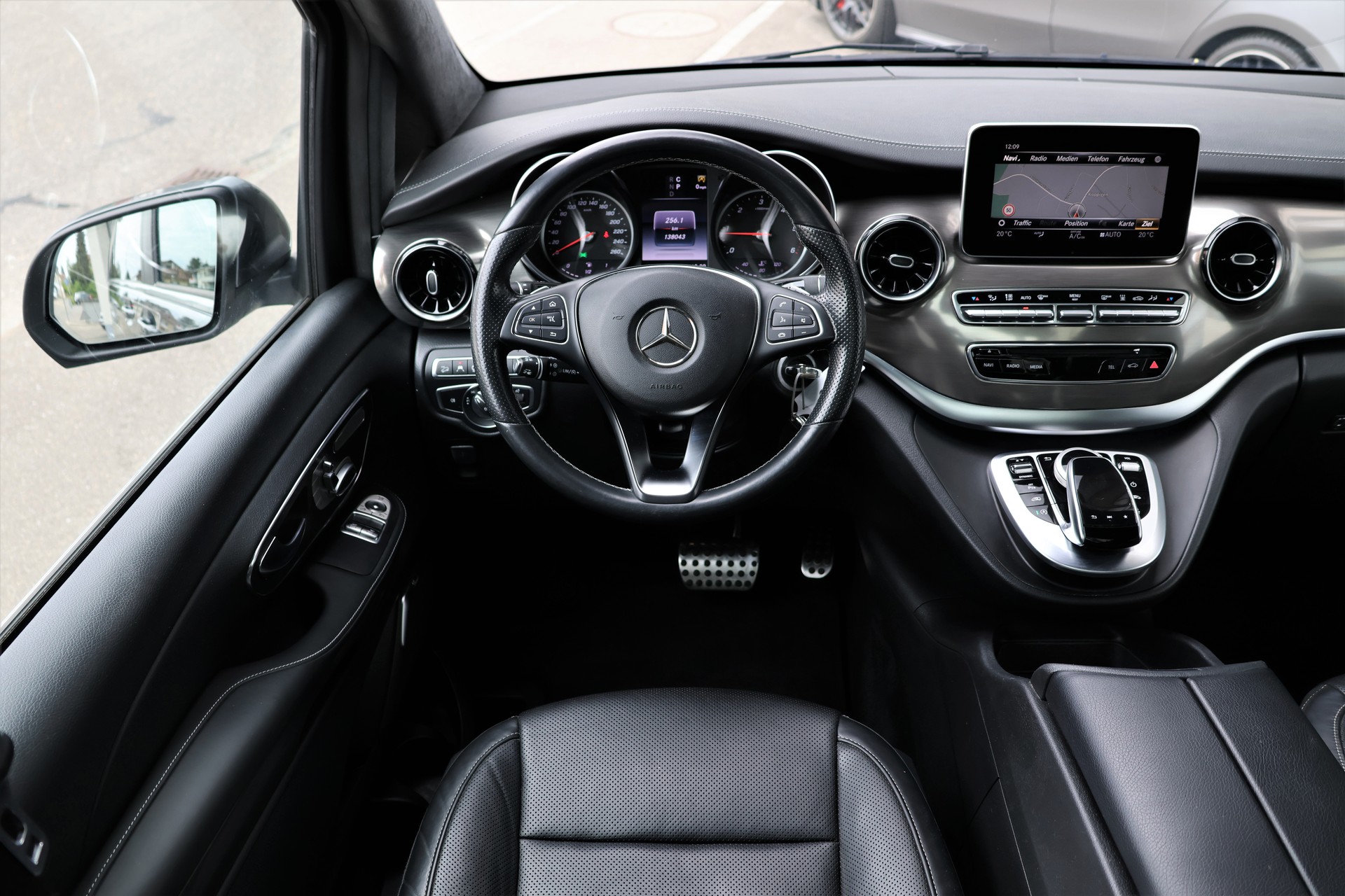 MERCEDES-BENZ V 300 d lang Swiss Edition 4Matic 9G-Tronic (CH) 7 Plätzer-image-17
