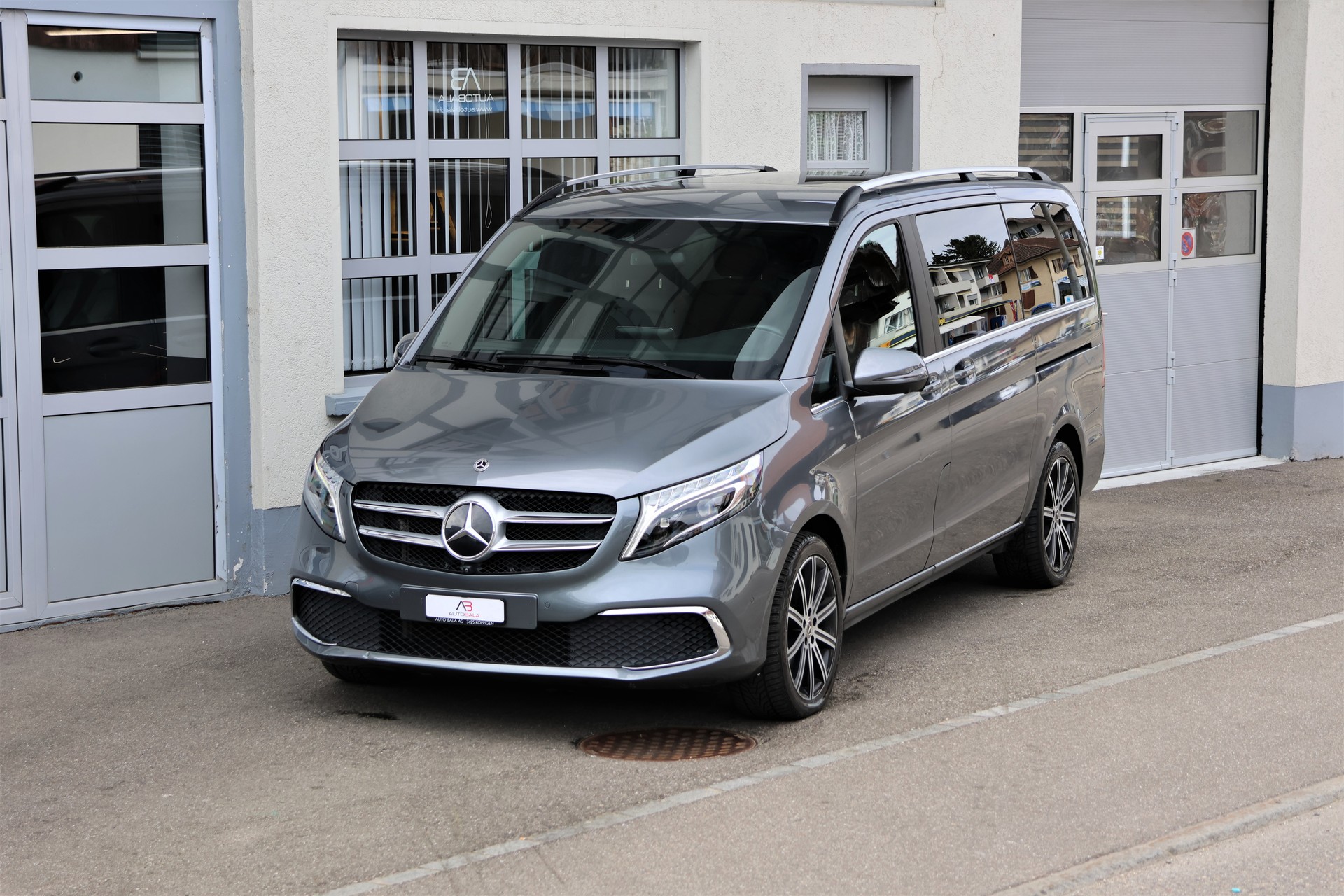 MERCEDES-BENZ V 300 d lang Swiss Edition 4Matic 9G-Tronic (CH) 7 Plätzer-image-0