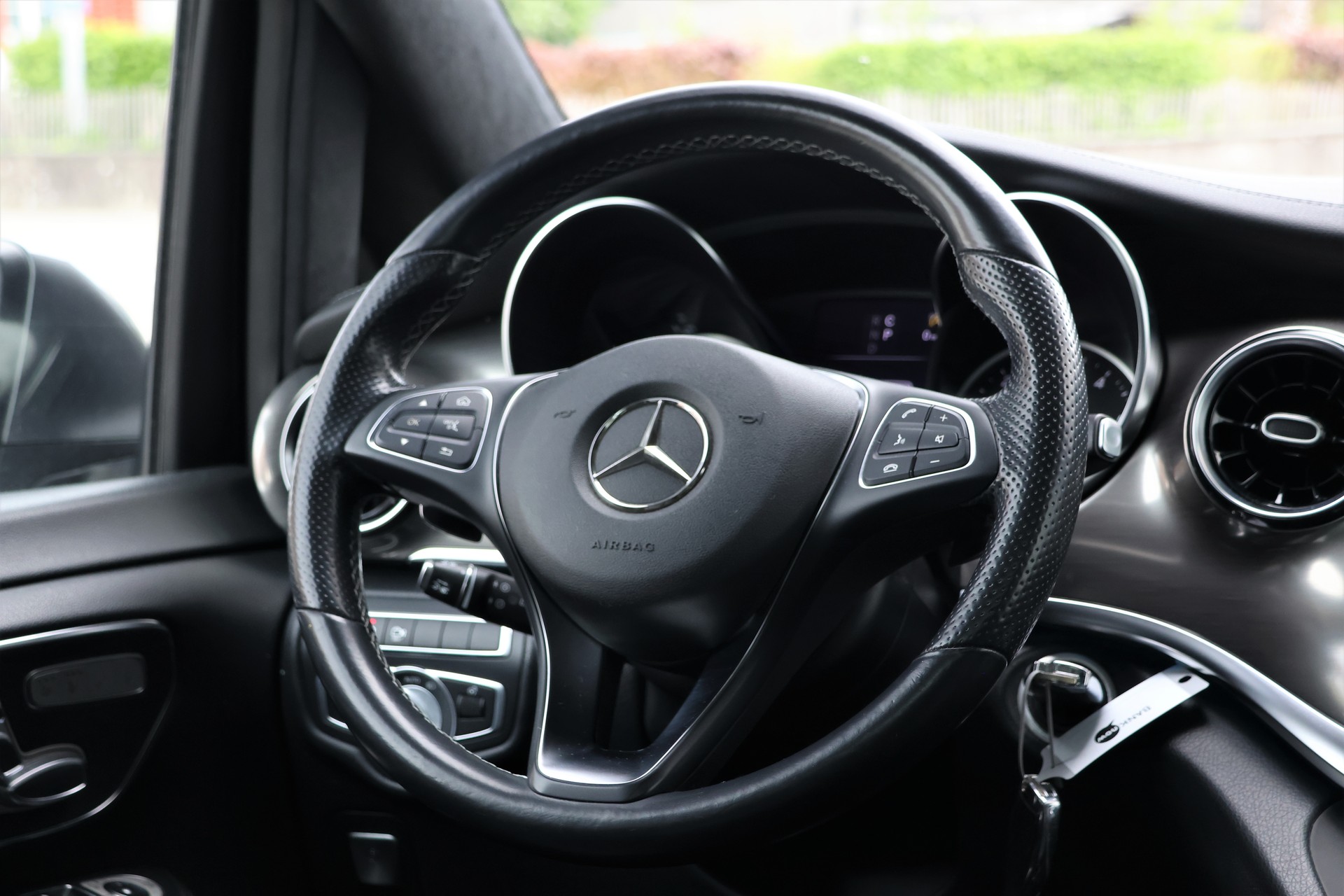 MERCEDES-BENZ V 300 d lang Swiss Edition 4Matic 9G-Tronic (CH) 7 Plätzer-image-21