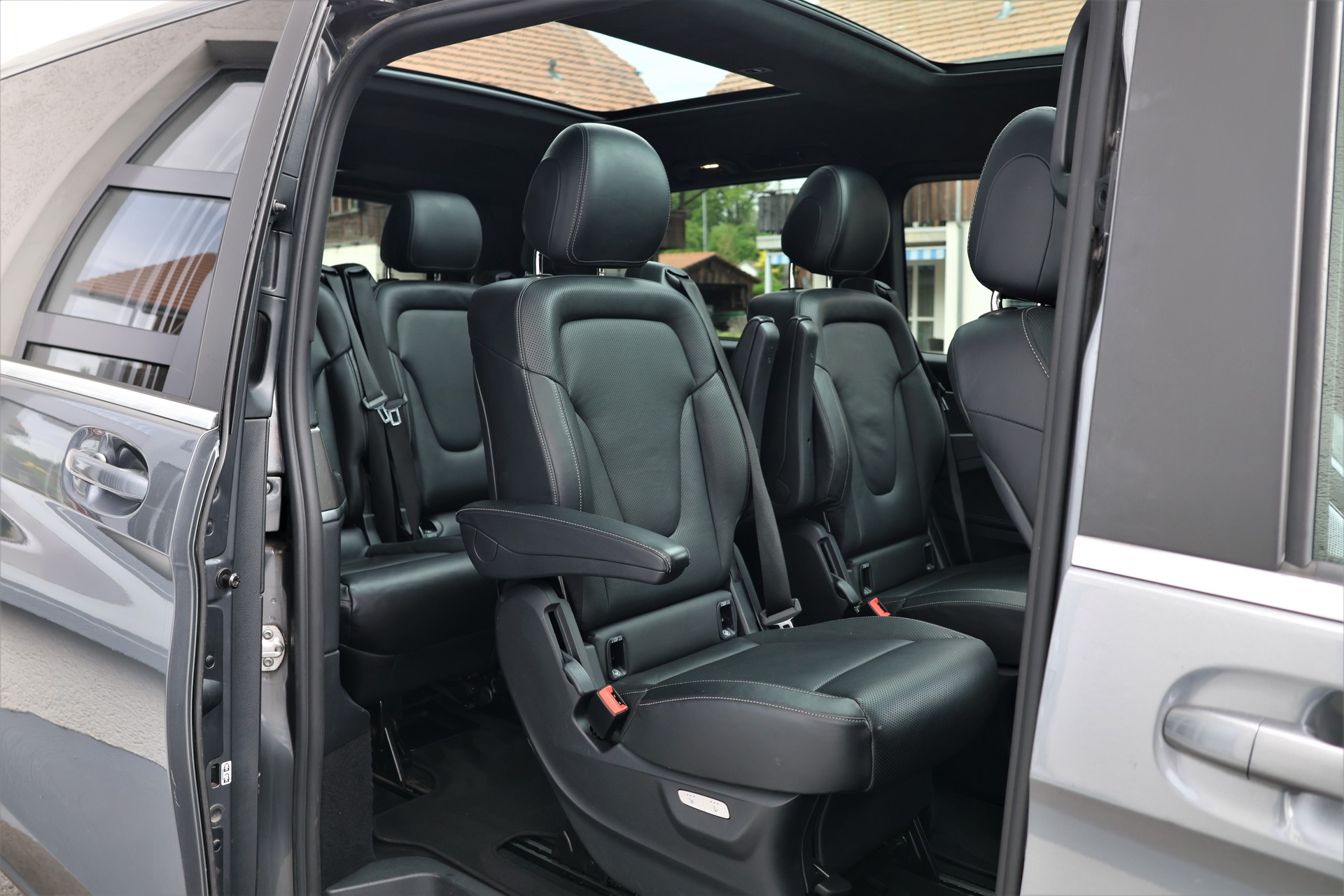 MERCEDES-BENZ V 300 d lang Swiss Edition 4Matic 9G-Tronic (CH) 7 Plätzer-image-23