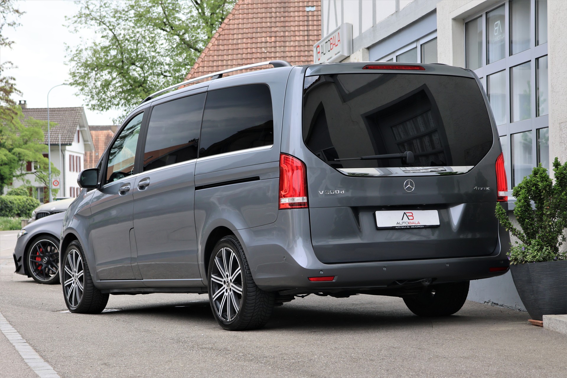 MERCEDES-BENZ V 300 d lang Swiss Edition 4Matic 9G-Tronic (CH) 7 Plätzer-image-2