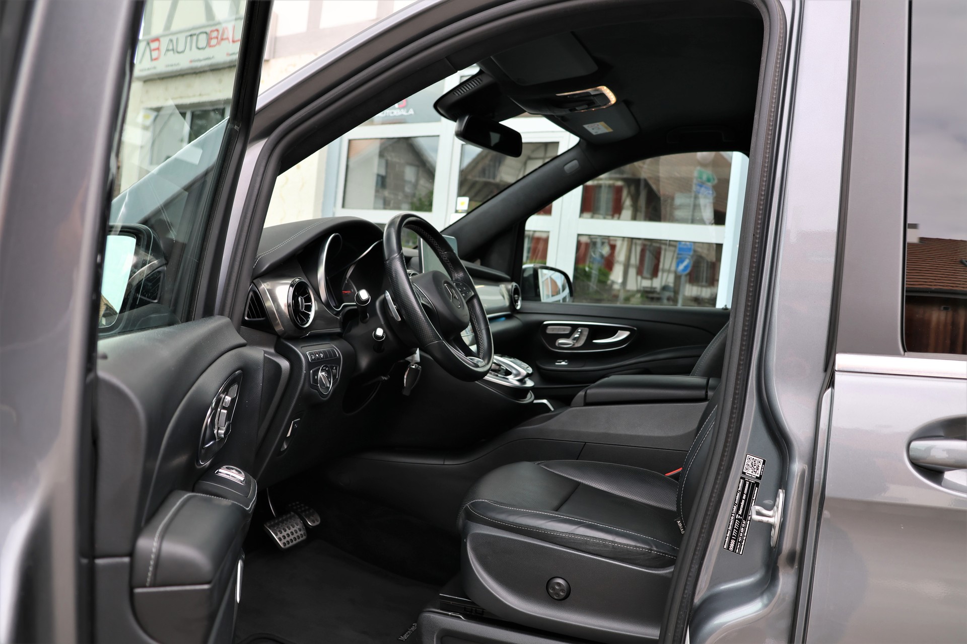 MERCEDES-BENZ V 300 d lang Swiss Edition 4Matic 9G-Tronic (CH) 7 Plätzer-image-8